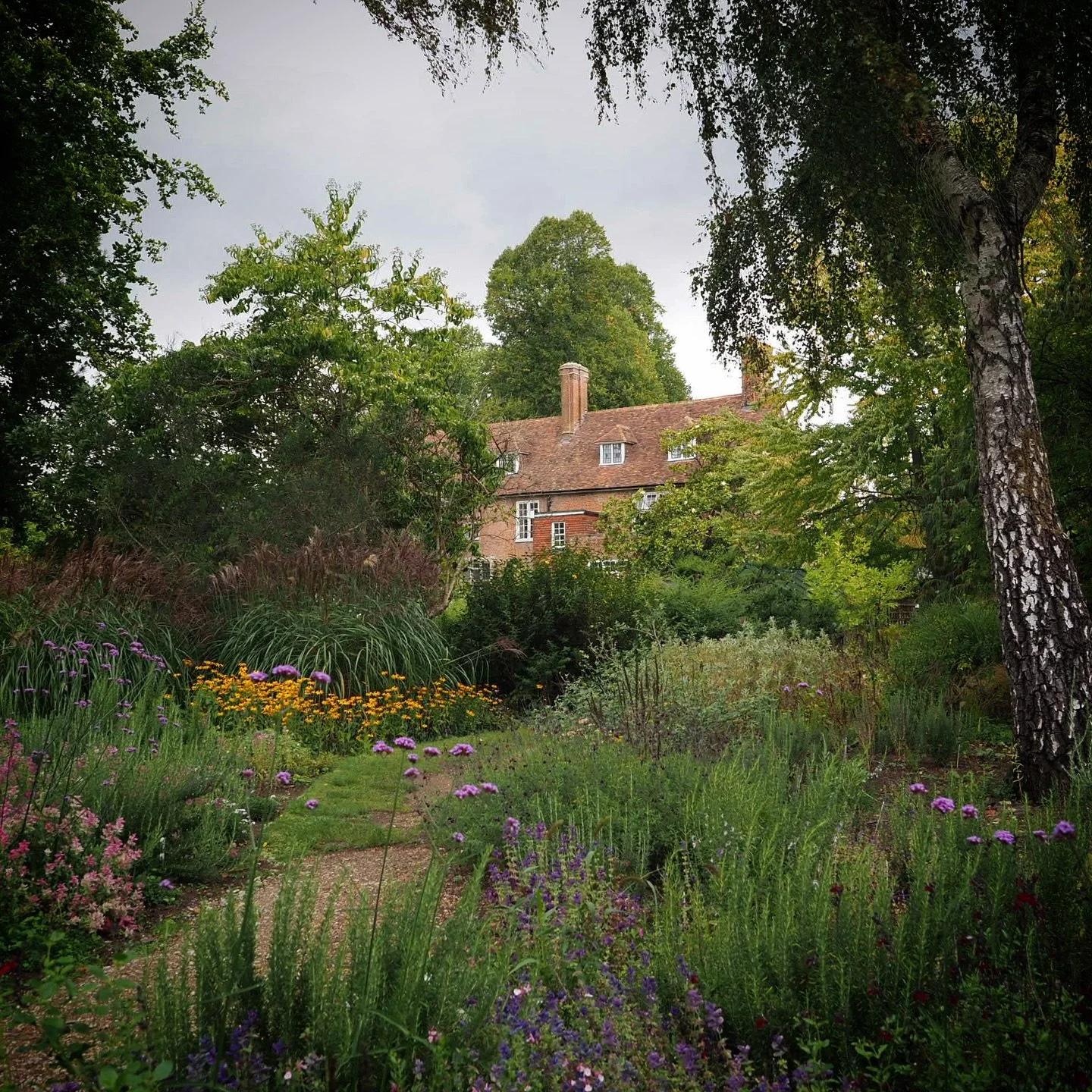 It&rsquo;s our good fortune to live no more than a short drive from a number of fabulous and noteworthy gardens, not least among them those at @greatcompgarden. It&rsquo;s a historic Kent property, so unsurprisingly not without its own Vita link, and