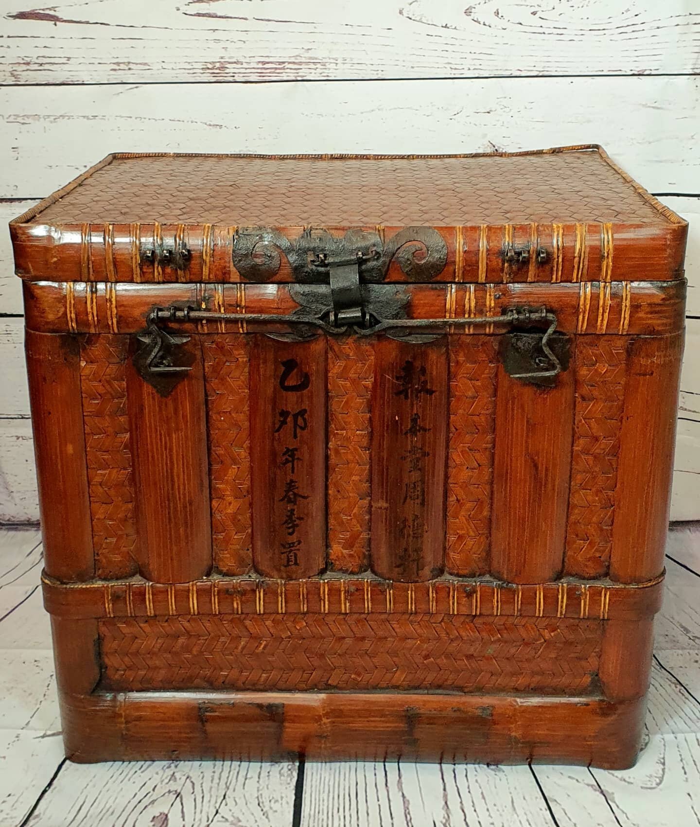 It's been a busy week.  Among my designing work,  I have been taking more shots of items from the warehouse with my new photography lighting. 

This is a stunning 'antique' (probably early 20th century), large Chinese rattan and bamboo trunk.

A beau