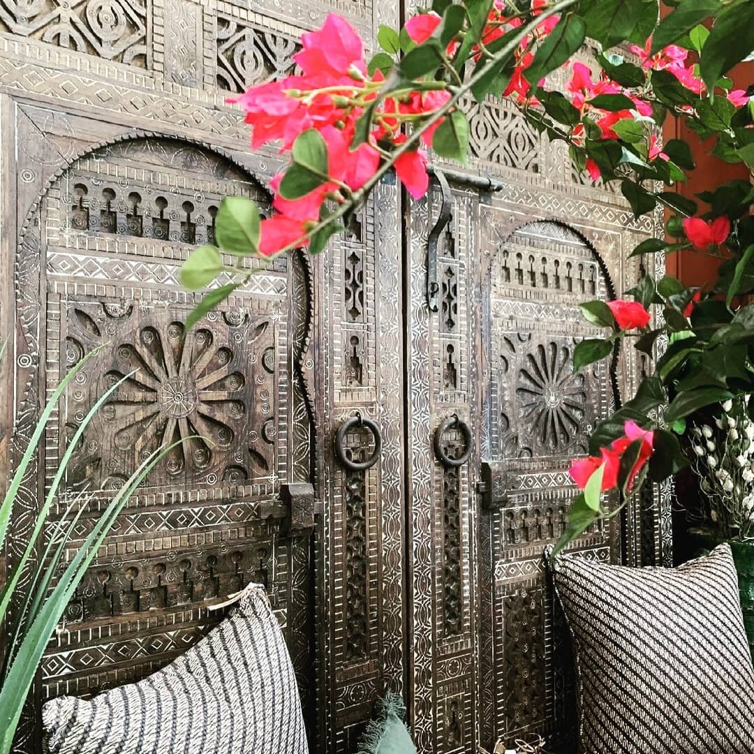 Around the world, we all use doors.... it's no wonder some create a work of art out of their's 

Thank you to @tierradellagarto for this lovely shot. 

#colonialrevivalist #colonialrevival #ornatedoors #moroccanstyledecor #moroccanvibes #greatshot #d