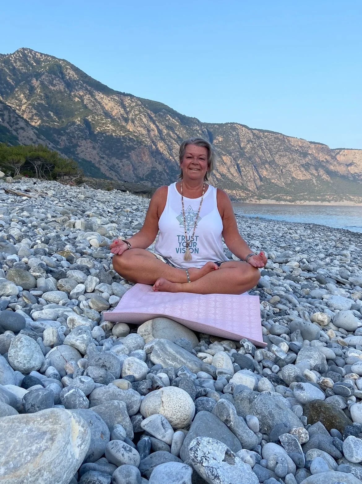 I samarbete med @greatmeetings.se anordnar jag n&auml;sta magiska yogaresa till @agia_roumeli p&aring; s&ouml;dra Kreta! Prelimin&auml;ra datum 6-13 juni 2026. 
Mer info och intresseanm&auml;lan finns p&aring; greatmeetings.se

Begr&auml;nsat antal p