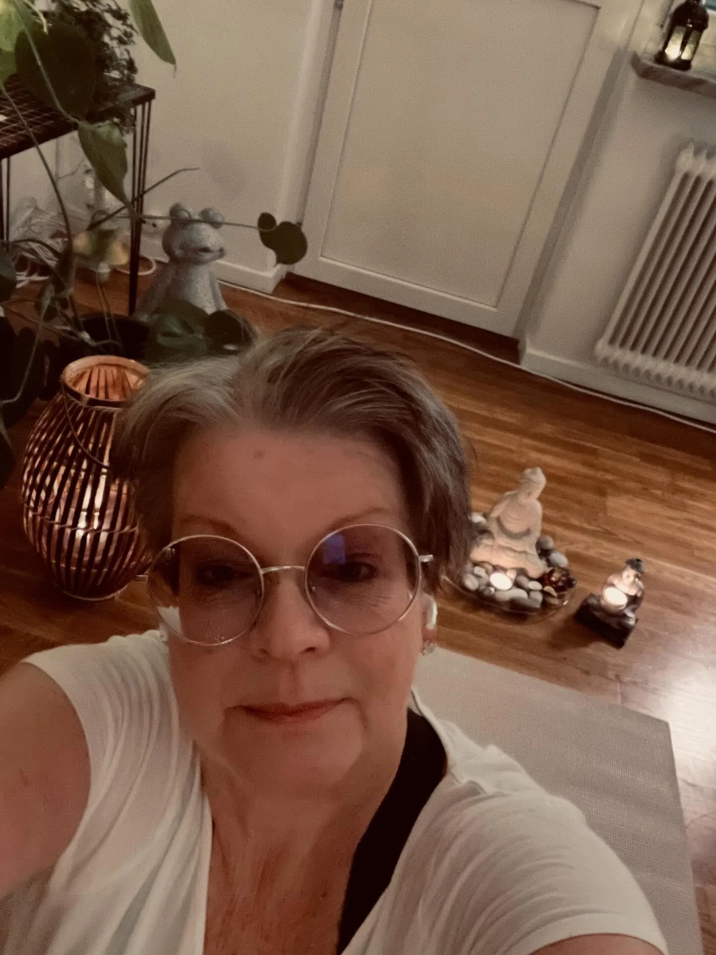 Landar p&aring; mattan f&ouml;r andra g&aring;ngen idag 💚 Du kan inte vila dig ur en utmattning. Trots det &auml;r det det som de flesta f&aring;r som rekommendation hos l&auml;karen. Utifr&aring;n ditt m&aring;ende beh&ouml;ver du tr&auml;na fysisk