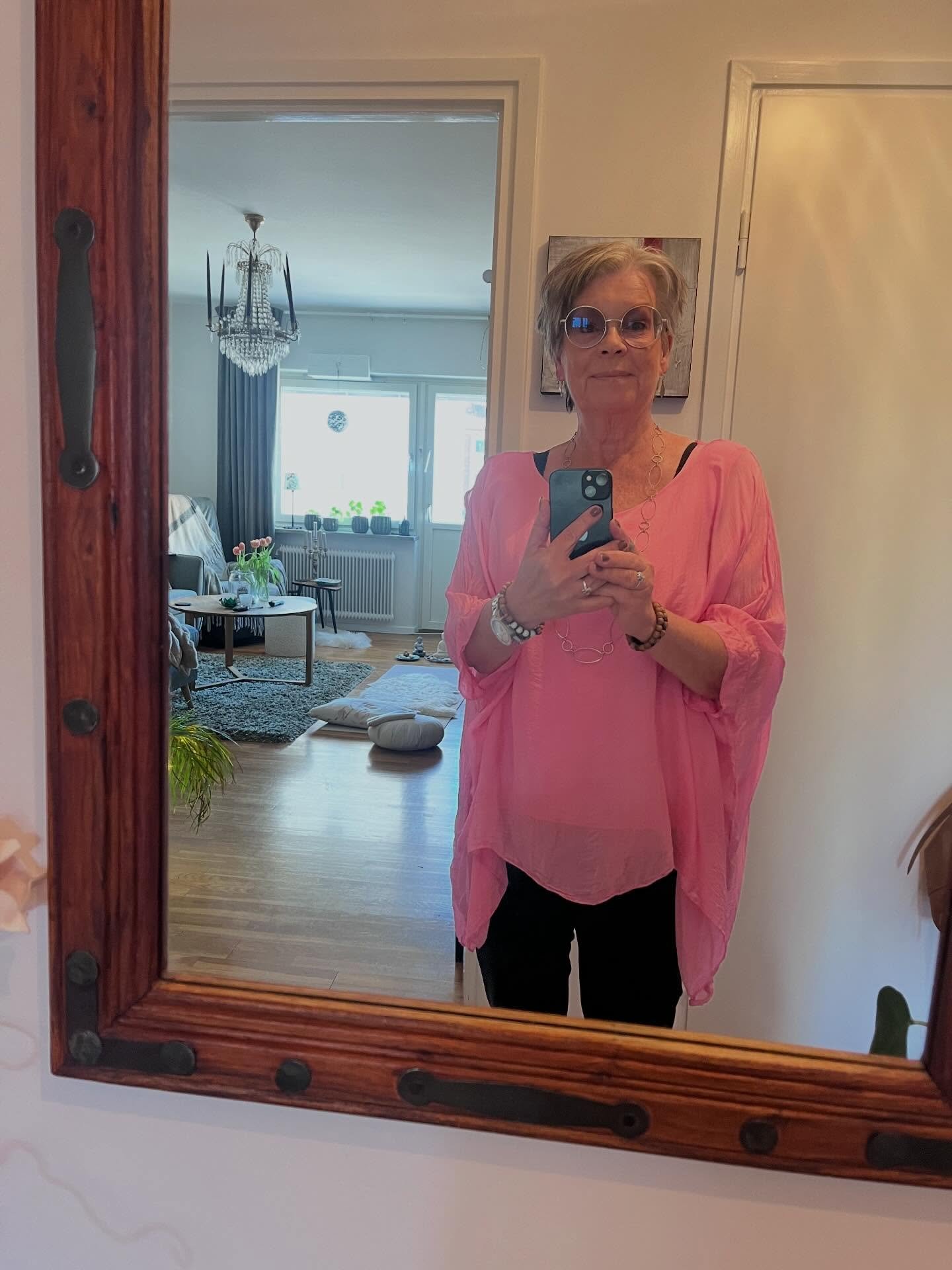 Bild 1 torsdag. P&aring; v&auml;g ut p&aring; f&ouml;delsedagsmiddag. 
Bild 2 l&ouml;rdag - s&ouml;ndag. 
Att &aring;terh&auml;mta sig fr&aring;n utmattning &auml;r en l&aring;ng resa. En resa d&auml;r man st&auml;ndigt beh&ouml;ver balansera. En res