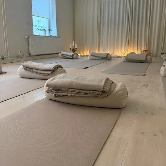 Under 8 onsdagskv&auml;llar l&auml;mnar vi v&auml;rlden utanf&ouml;r f&ouml;r en stund och landar p&aring; ullmattan utan n&aring;gra som helst krav p&aring; prestation. Yogapassen &auml;r speciellt avsedda f&ouml;r att reducera stress, st&auml;rka v