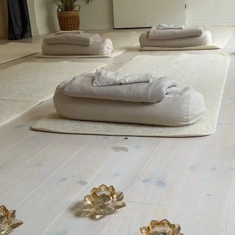 Kundaliniyoga 

Under 8 onsdagskv&auml;llar l&auml;mnar vi v&auml;rlden utanf&ouml;r f&ouml;r en stund och landar p&aring; ullmattan utan n&aring;gra krav p&aring; prestation. Du utg&aring;r fr&aring;n din egen f&ouml;rm&aring;ga.

Kundaliniyoga &aum
