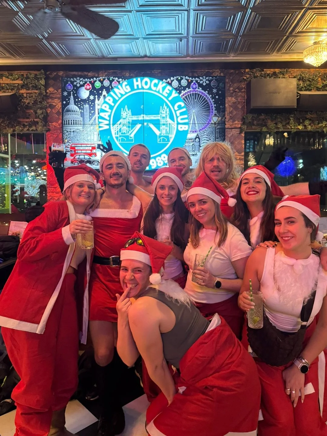Xmas Social 🎅🎄💃🕺

And just like that first half of the season is complete ✅

Thanks to @bellepubsandhotels for hosting us 😍

#wapping #wappinghc #englandhockey #instahockey #hockey #ehl #hockeylife #thehockeypaper #fieldhockey #sports #hockeypla