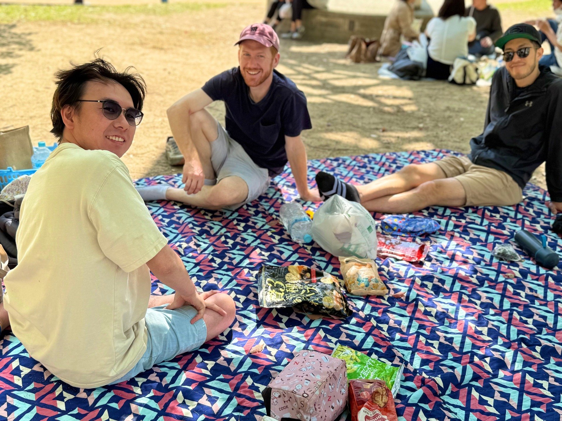 先週は扇町公園でピクニックとスポーツをしました。天気が良ければ、また時間を見つけて一緒に遊びましょう！

Last week at Ogimachi Park we had a picnic and played sports. If the weather is good outside, then let's find more time to hang out!