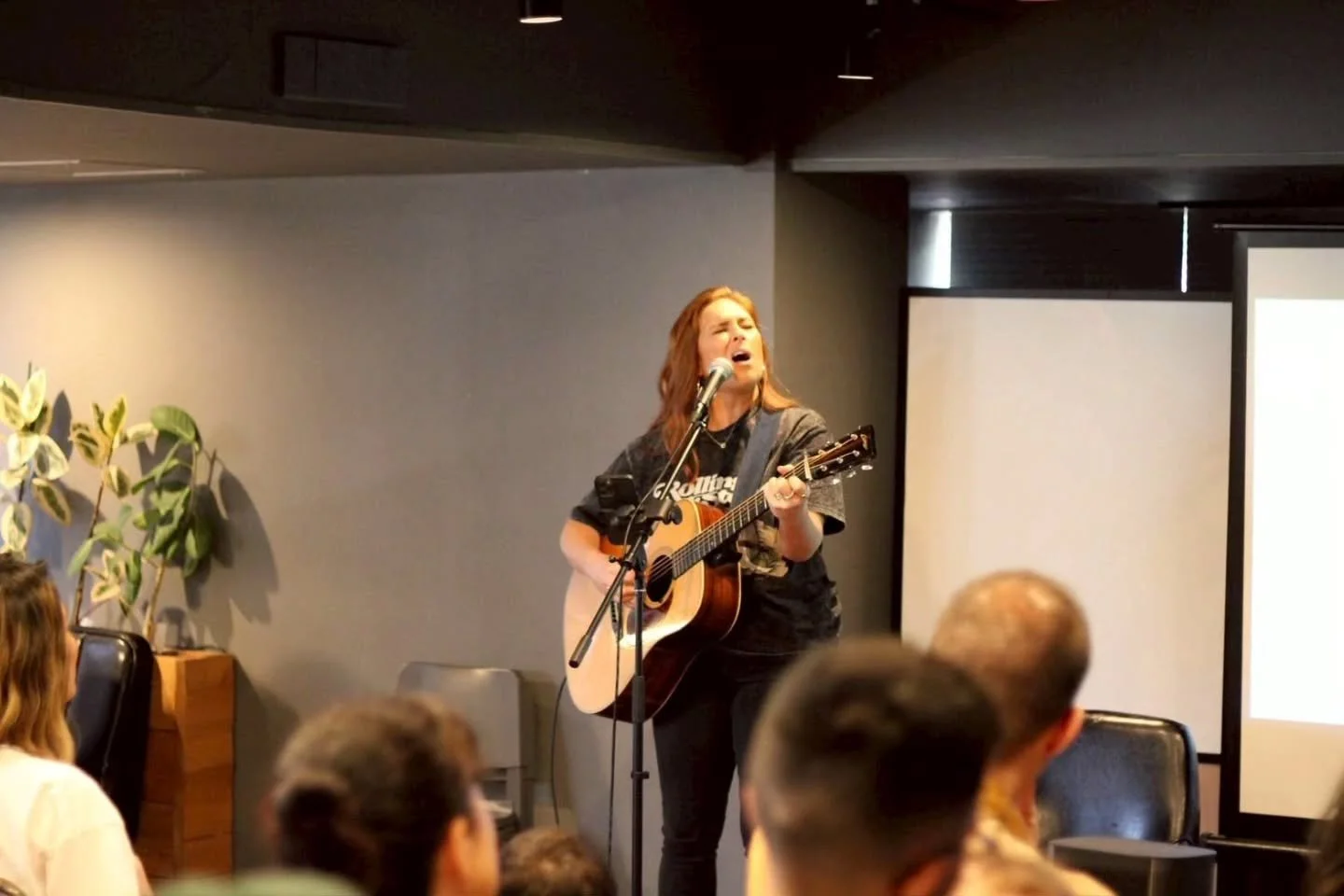 昨日はスペシャルゲストのケイリーがワーシップで歌いに来てくれました！
彼女は大阪万博のアメリカパビリオンで歌うために来日しました✨そんなプロのシンガーが私たちのチャーチで歌うことを快く引き受けてくれました...寛大すぎる。。
神様のために歌い、神様に人生を捧げ行動する彼女の歌声は素晴らしく美しく、私たちの心を励まし神様の愛で満たしてくれました。
この祝福を無駄にせず糧にして、私たちも周りの人たちに神様の愛を流していきたいです💕

本当に贅沢な素晴らしい日曜日をケイリーありがとう！！！✨
みなさ