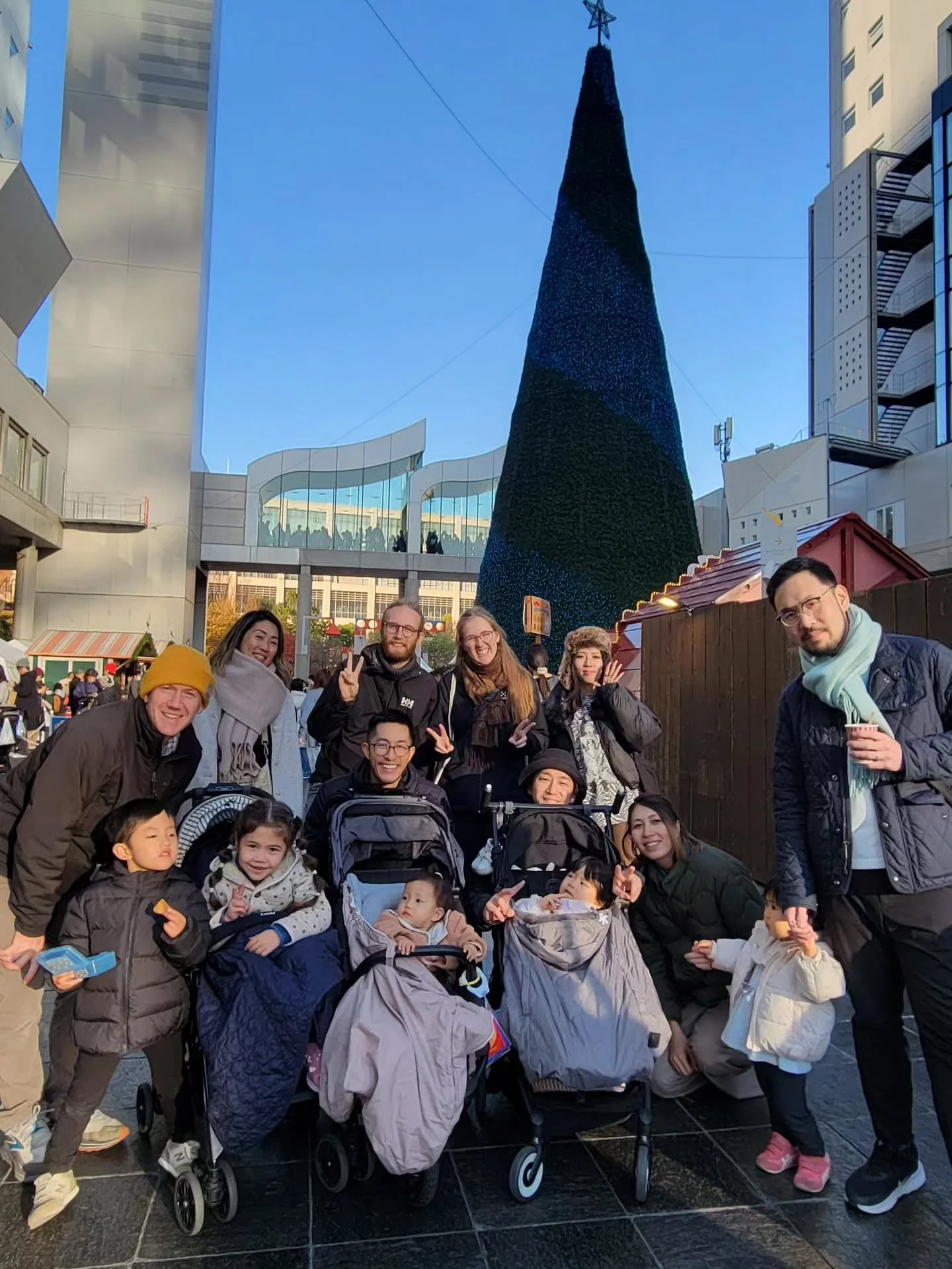 みなさん良い週末を過ごしましたか？✨
メッセージでたくさん受け取り、キッズチャーチもみんなでワイワイ楽しんで、そのあとはクリスマスマルシェに行ってきました🎄💕
21日はチャーチでクリスマスパーティーがありますよ〜🎄ぜひ遊びにきてね〜✨

#internationalcommunity 
#church 
#internationalchurchinjapan 
#internationalchurchinosaka 
#kidschurch 
#familycommunity 
#chri