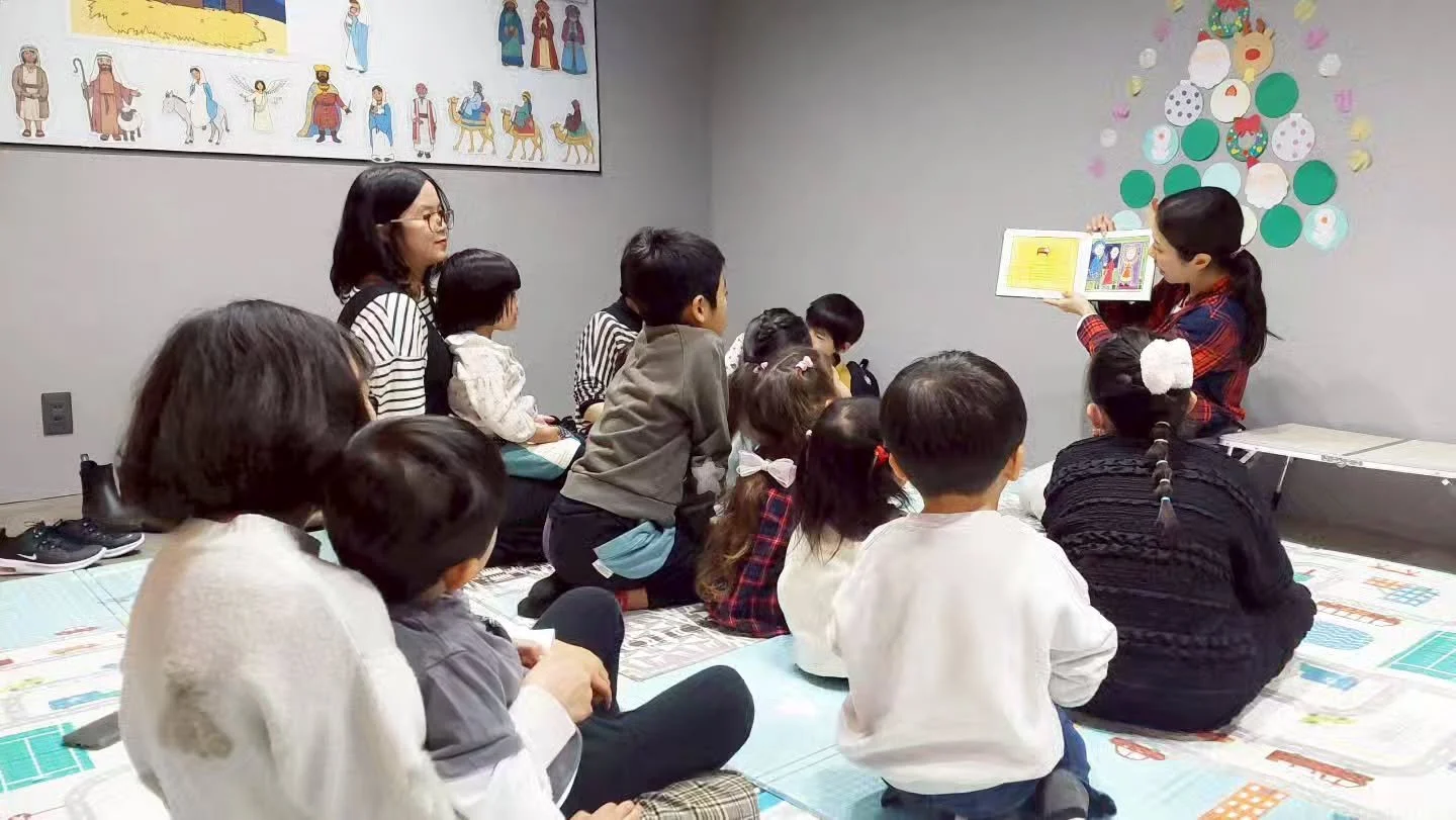 キッズチャーチは...
ダンス🕺
ゲーム🎲
スナックタイム🍪
サンタさんに何をお願いしたかインタビュー🎤😆
ストーリータイム📖
クラフト✂️
みんなくたくたになるまで楽しみました😆✨
次のチャーチも楽しみだ～💕
みなさんいつでも気軽に遊びにきてね～🎶

#internationalcommunity 
#church 
#internationalchurchinjapan 
#internationalchurchinosaka 
#kidschurch 
#familyco