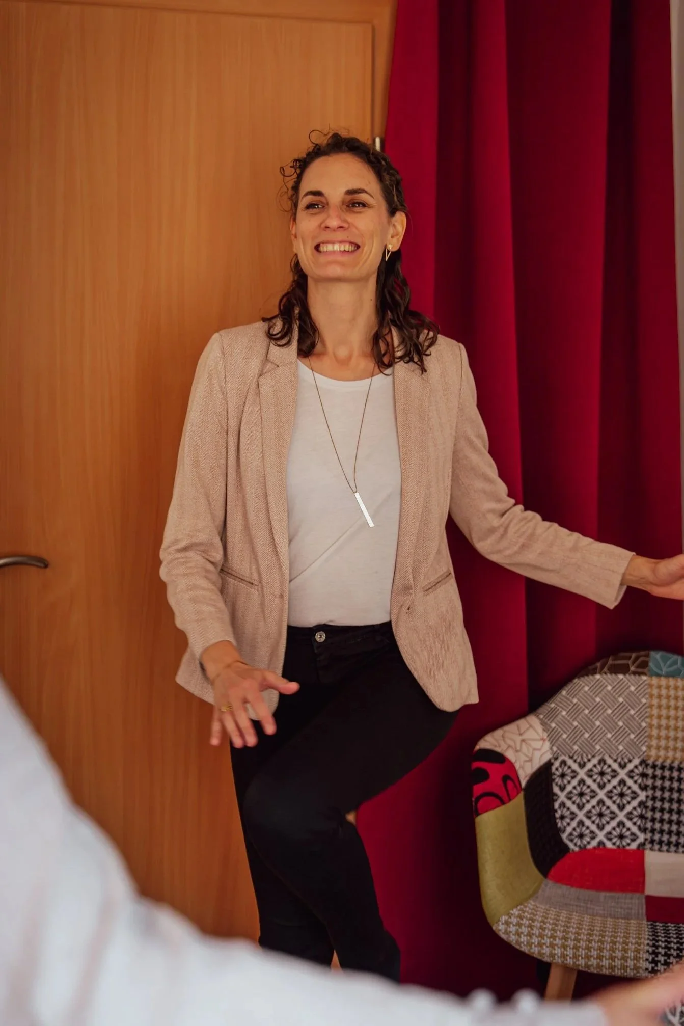 Deux femmes pratiquant une séance de kinésiologie dans une cabinet. Elles sont debout face à face. L'une lève une jambe en équilibre.