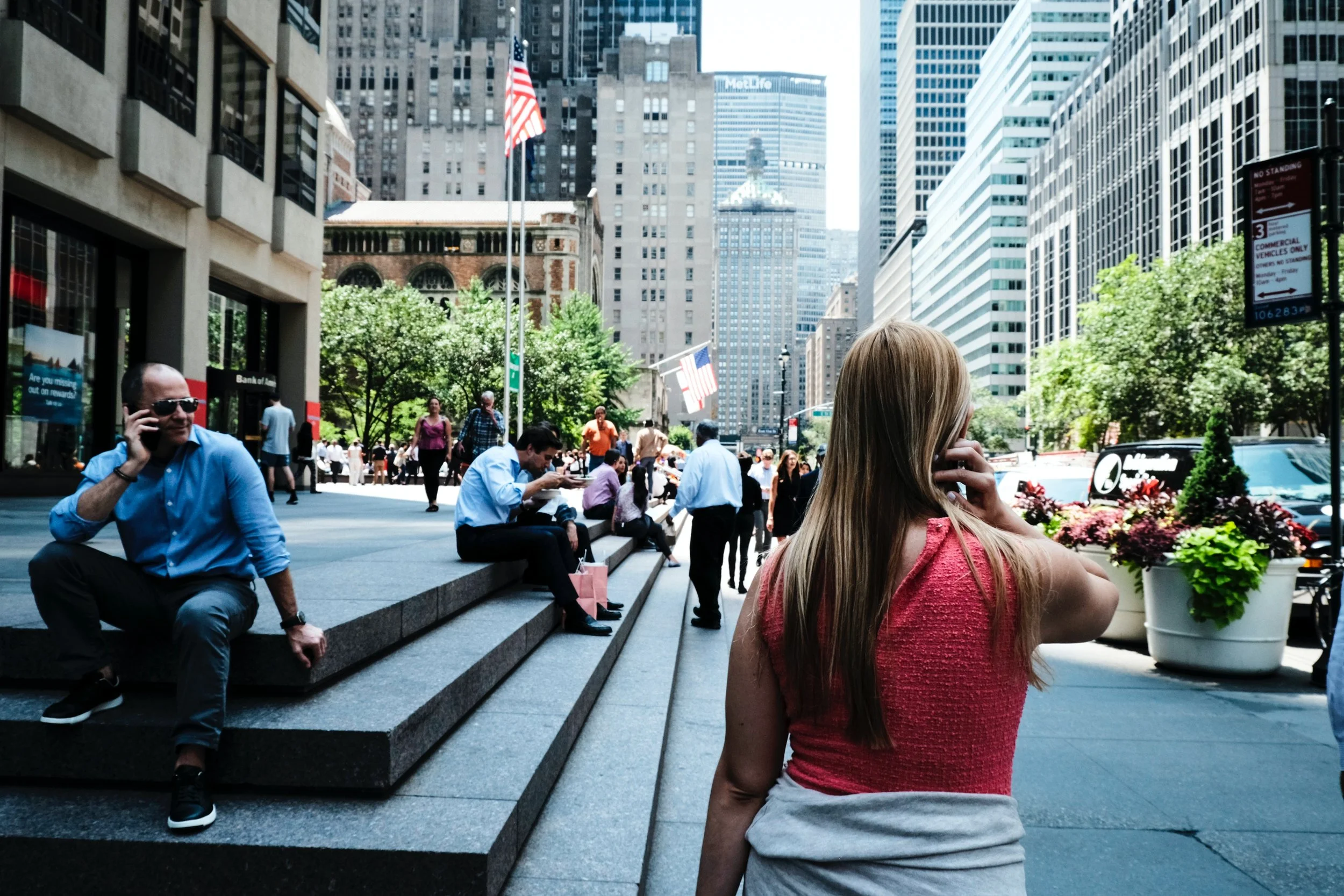 A busy New York City sidewalk