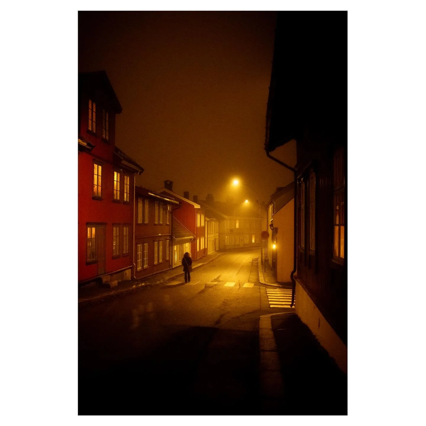 📍Kampen, Oslo
&mdash;
A cold, foggy evening on Normannsgata 
#streetphotography #nightstreet #cinematicstreetphoto #streetshared #fujifilm_xseries