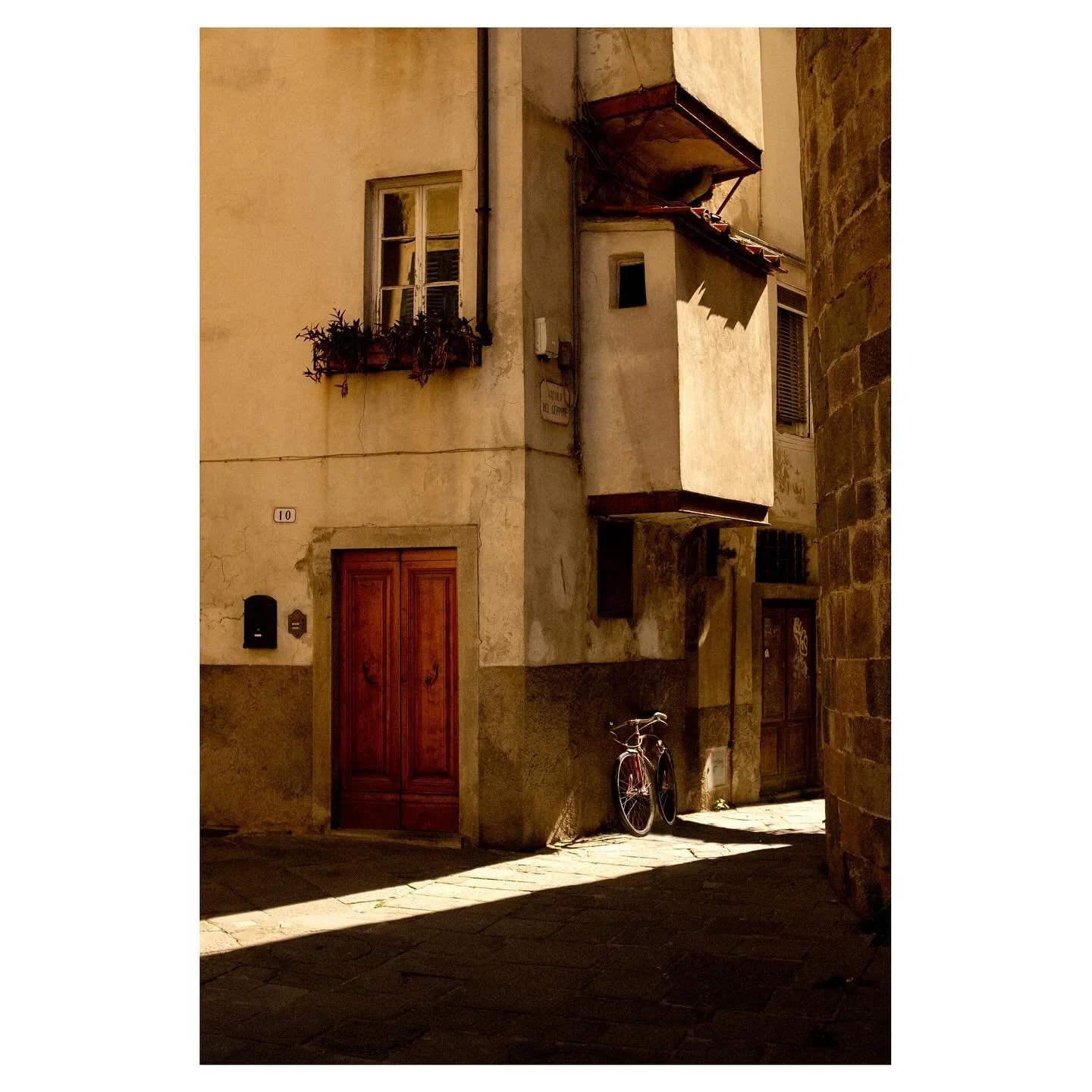 📍 Lucca, Tuscany
&mdash;
#street_unseen&nbsp;#shinyhappystreet&nbsp;#worldviewmag&nbsp;#fujifeed&nbsp;#bnw_demand&nbsp;#lensculturestreets&nbsp;#fivesixmag&nbsp;#progressivestreet&nbsp;#eyeshotmag&nbsp;#everybodystreet&nbsp;#nowherediary&nbsp;#makem