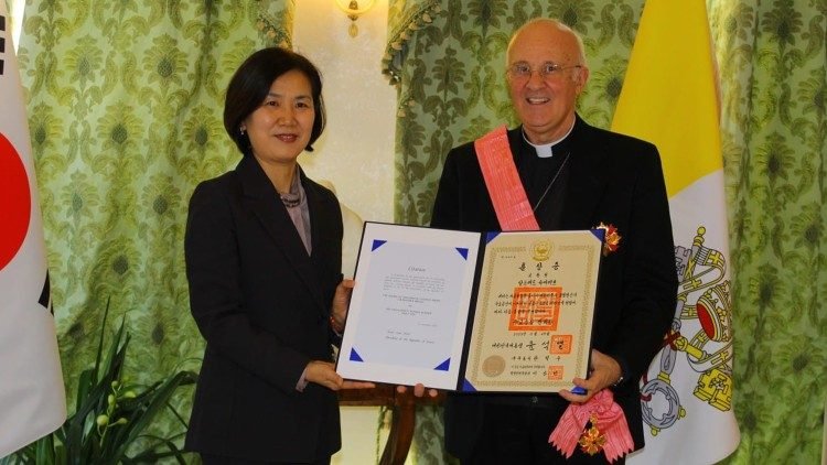 Archbishop Xuereb awarded prestigious Korean honor