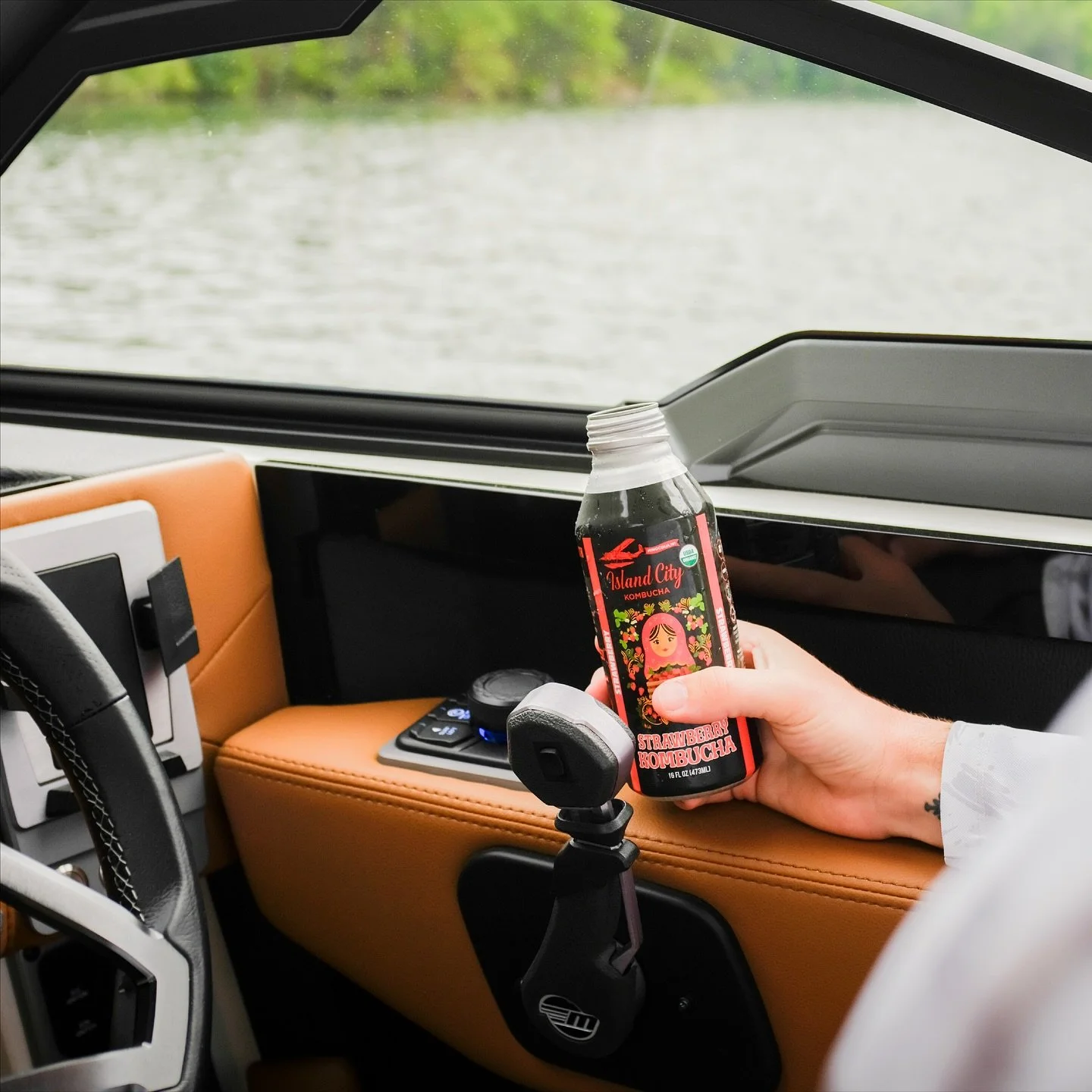 Today&rsquo;s agenda: strawberry sips and boat day hangs with @malibuboats 🍓🌊🌲