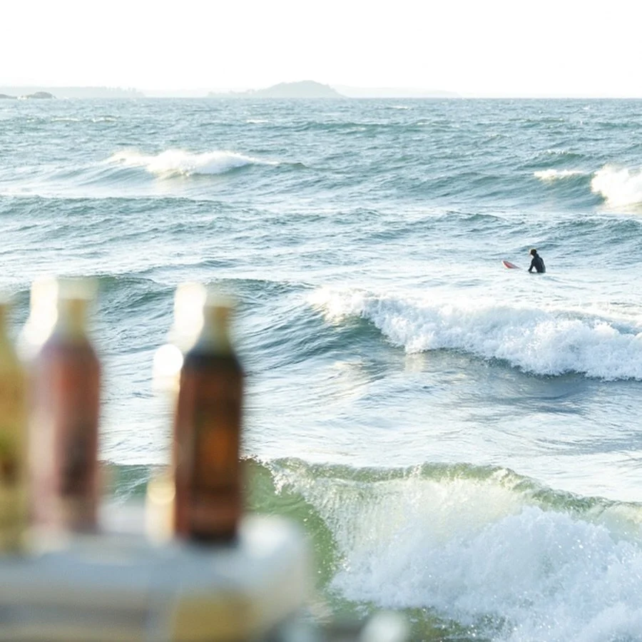The next best thing to scoring tasty waves? Washing it down with a refreshing Island City booch.

@casual.ah &amp; @elliotjkennedy getting their fill of both 🌊🫚🍓🌿