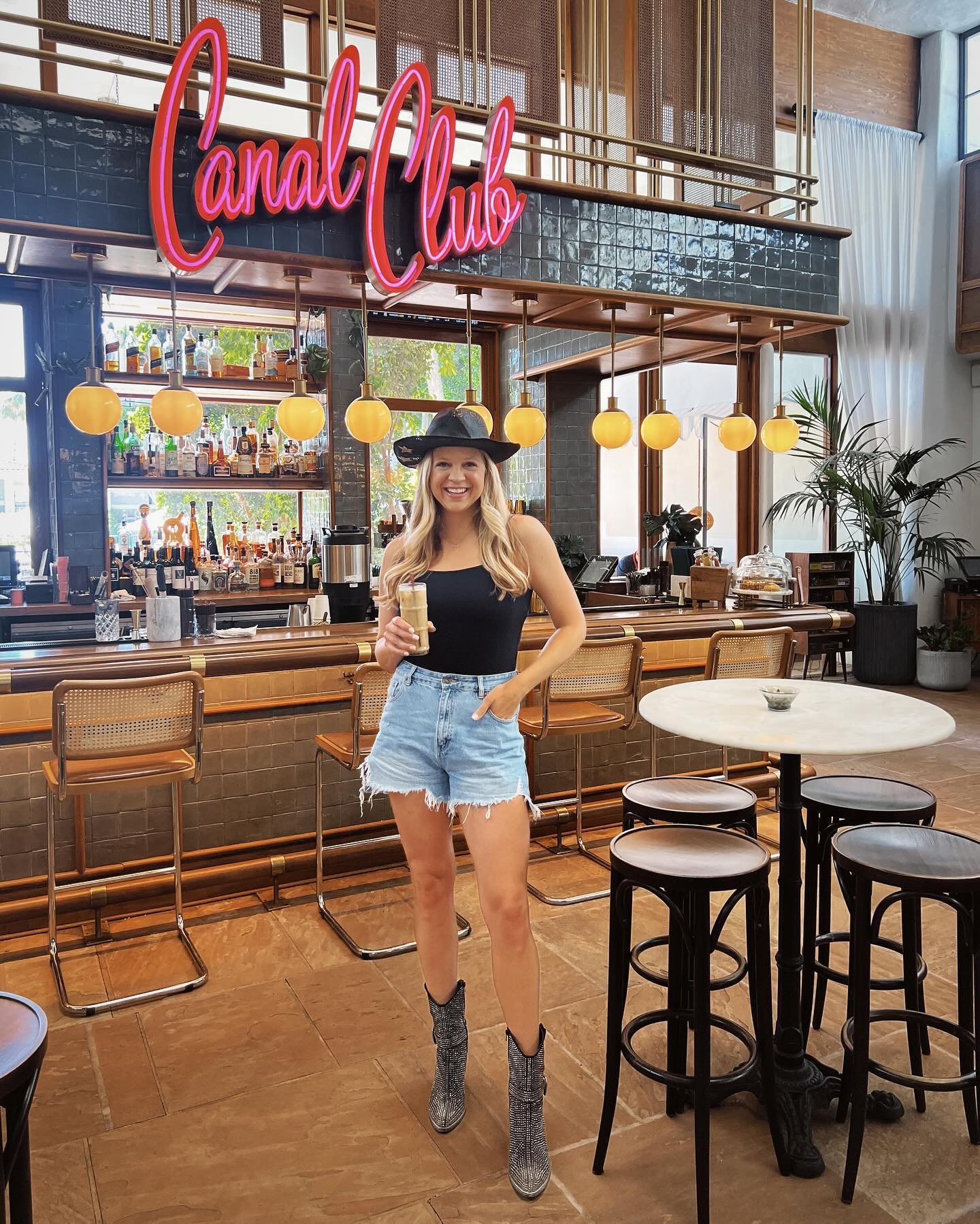 hey scottsdale, I like ya a (iced) latte 🤠🧊☕️🌴💕

ft. next level coffee, brunch &amp; vibes from @thecanalclubaz inside @thescottresort 🤩

pro tip: make reservations online, do a weekday brunch to beat the crowd &amp; if you work remote like me, 