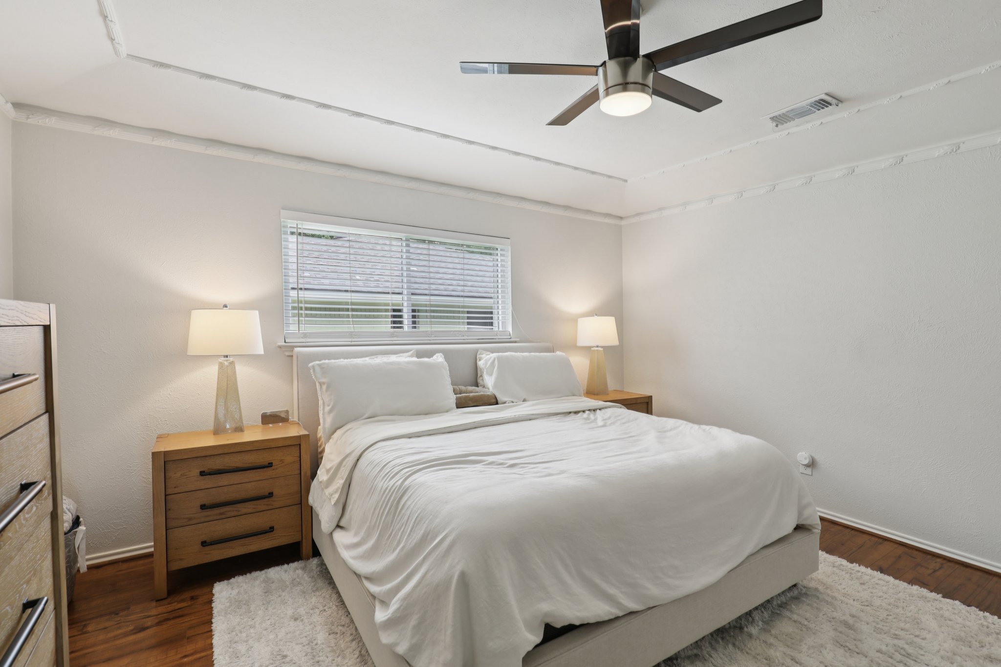 24-web-or-mls-Westlake Dr-1206-022.jpg