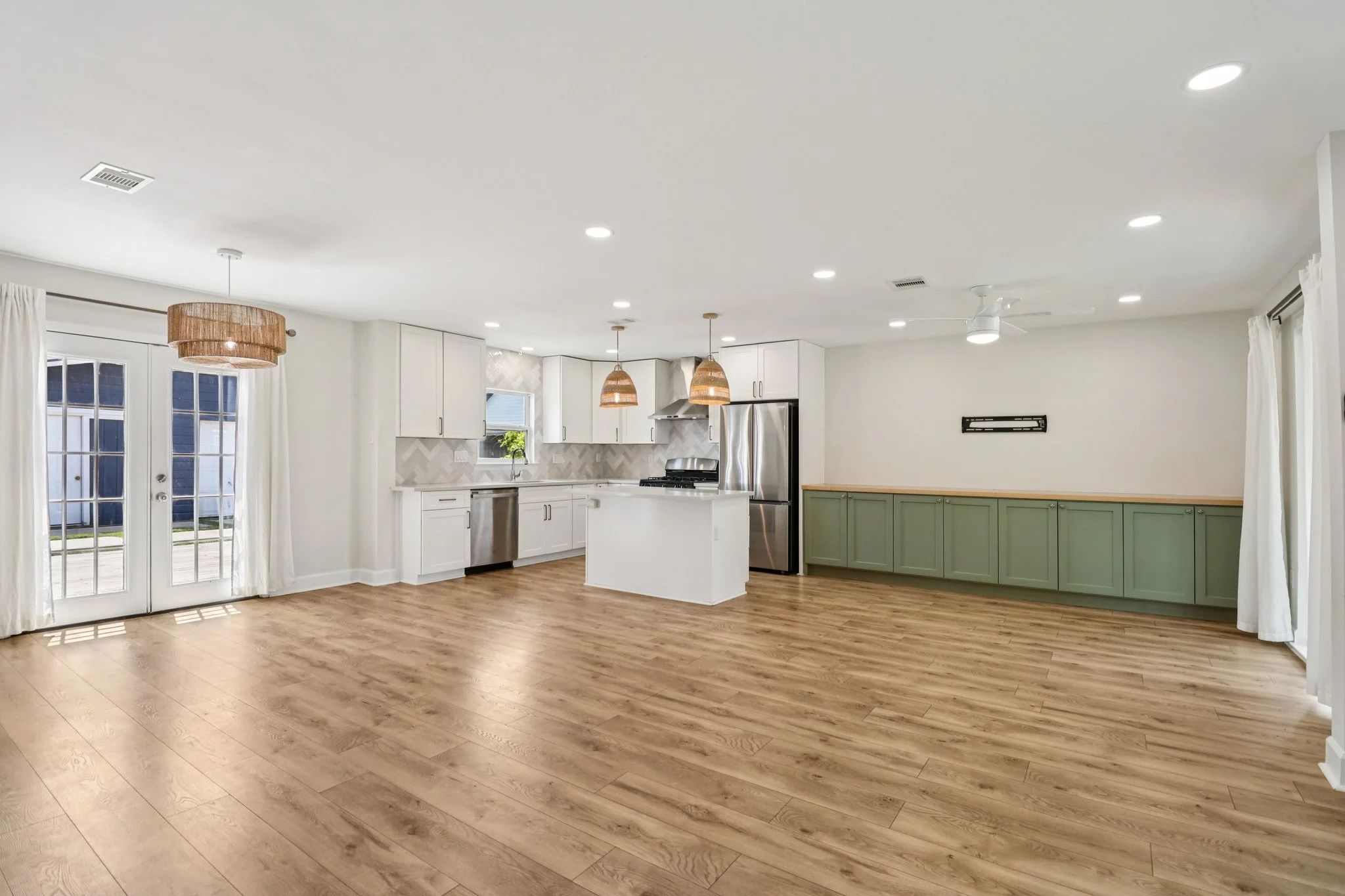 16-web-or-mls-Avenue Of Oaks St-S0409-016.jpg