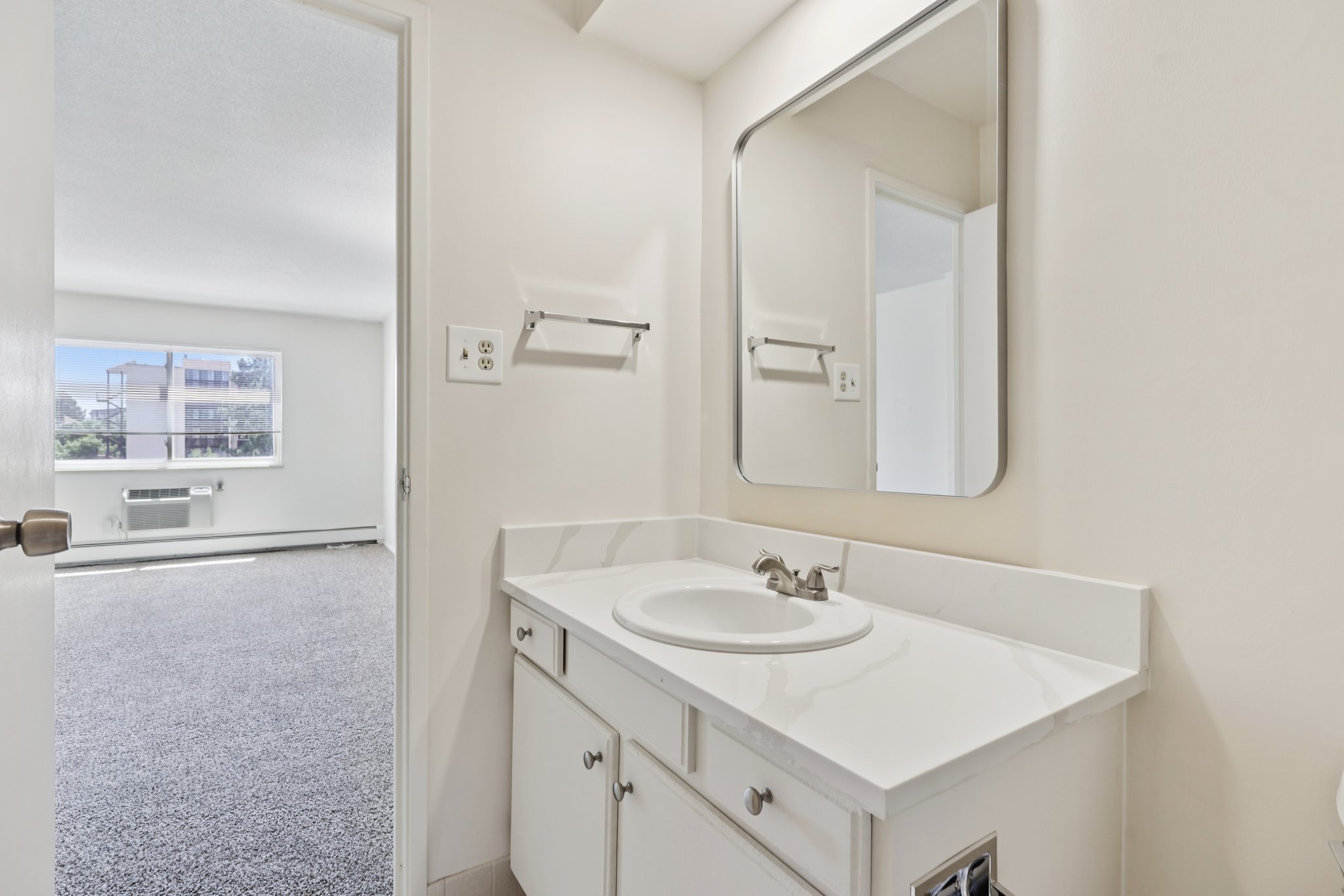 20-web-or-mls-6980 E Girard Ave-S1607-020.jpg