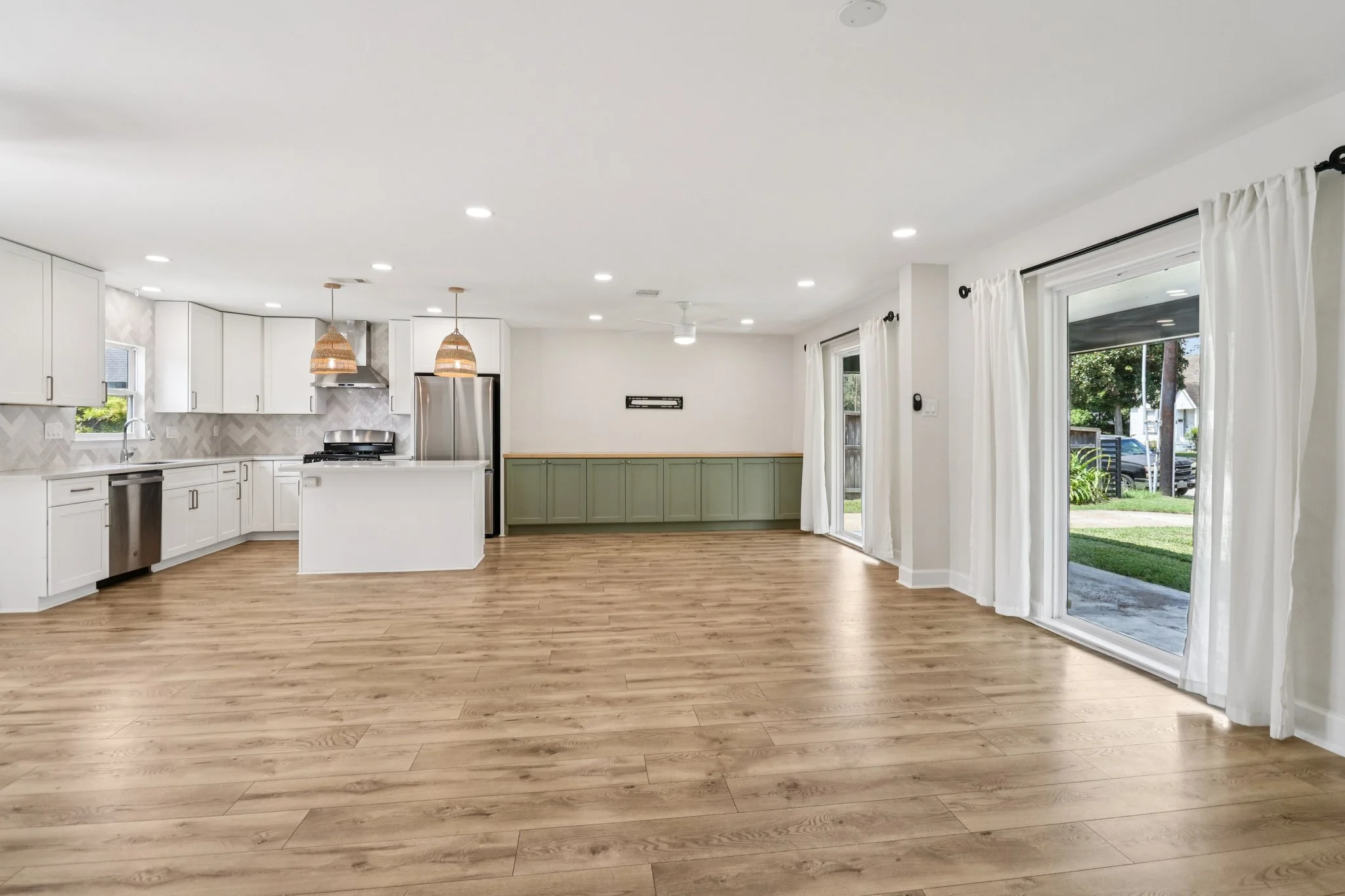 10-web-or-mls-Avenue Of Oaks St-S0409-010.jpg