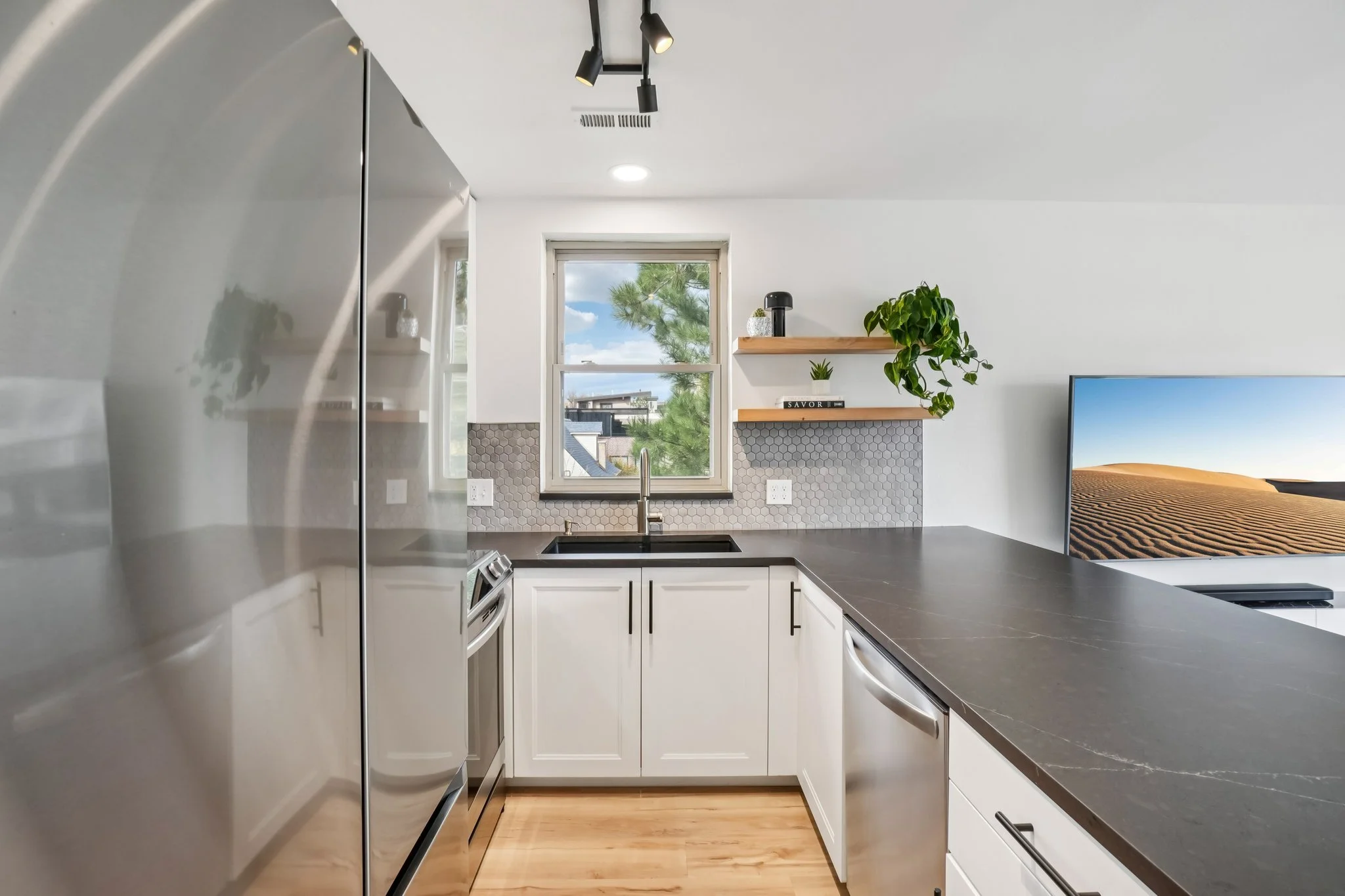 15-web-or-mls-W 31st Ave-S0811-015.jpg