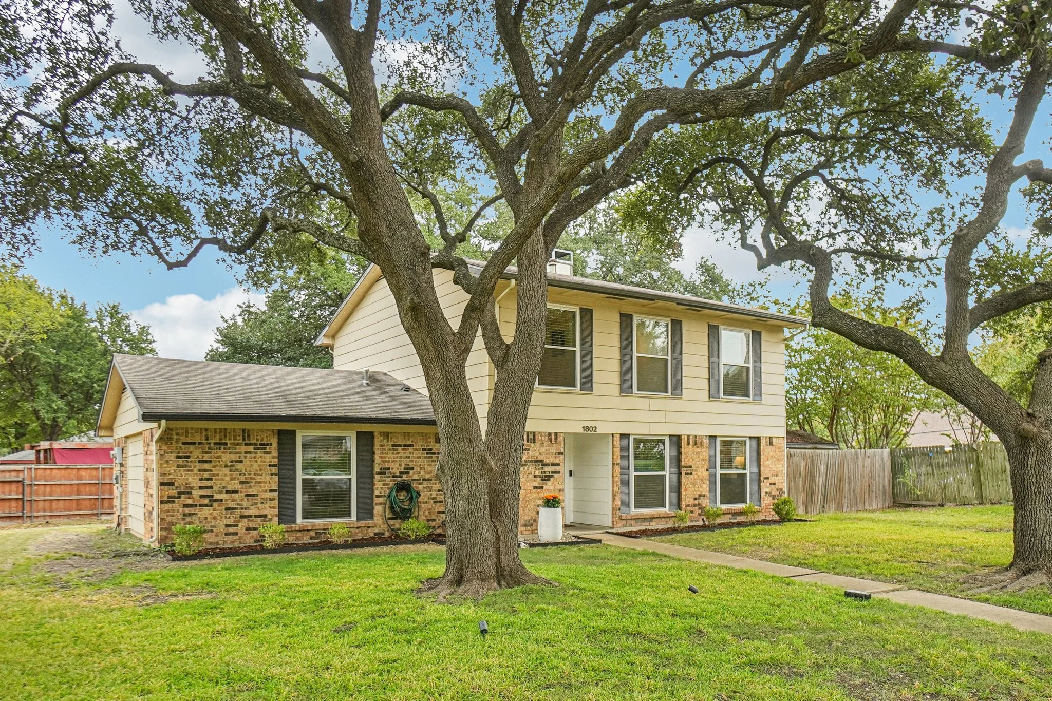 3-web-or-mls-Roxton Ct-S2410-003.jpg