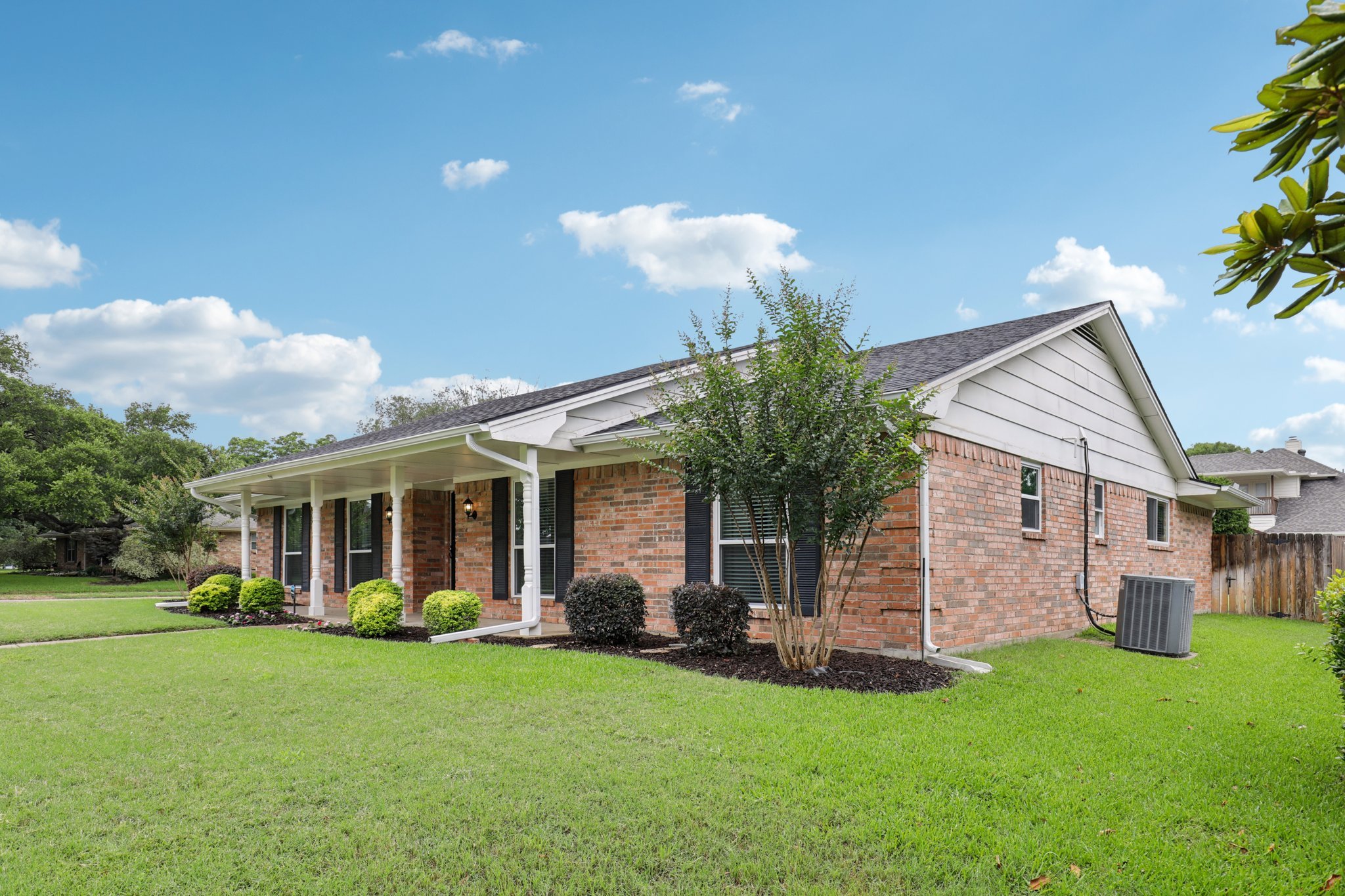 6-web-or-mls-Westlake Dr-1206-004.jpg