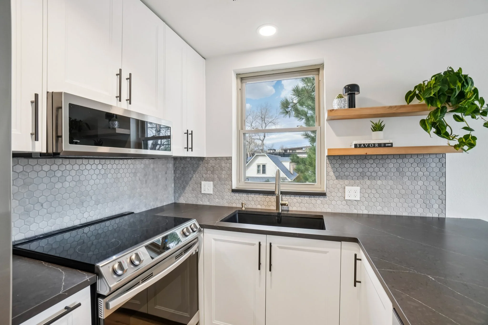 14-web-or-mls-W 31st Ave-S0811-014.jpg