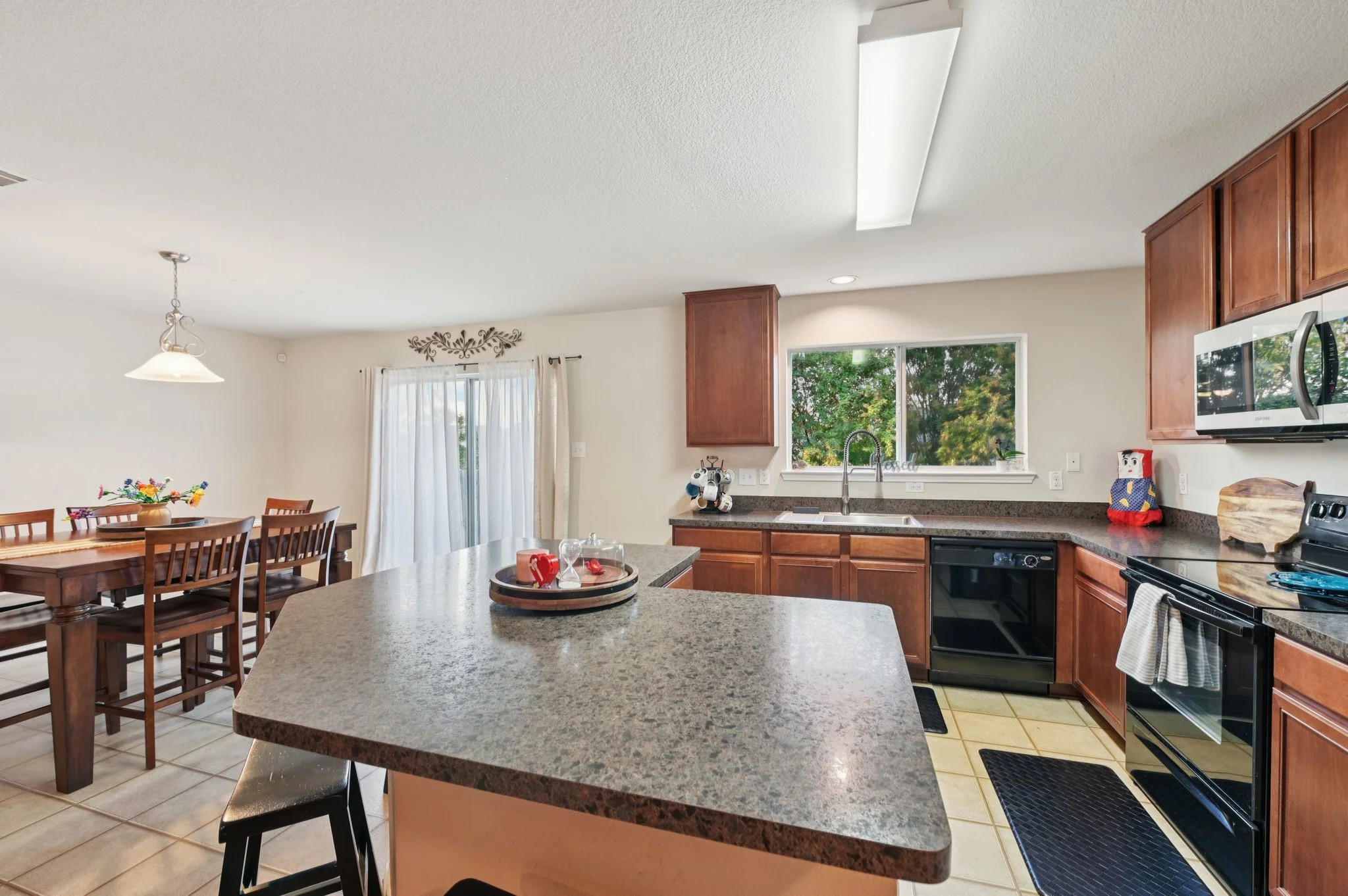 10-web-or-mls-Seton Hall Dr-S0708-010.jpg