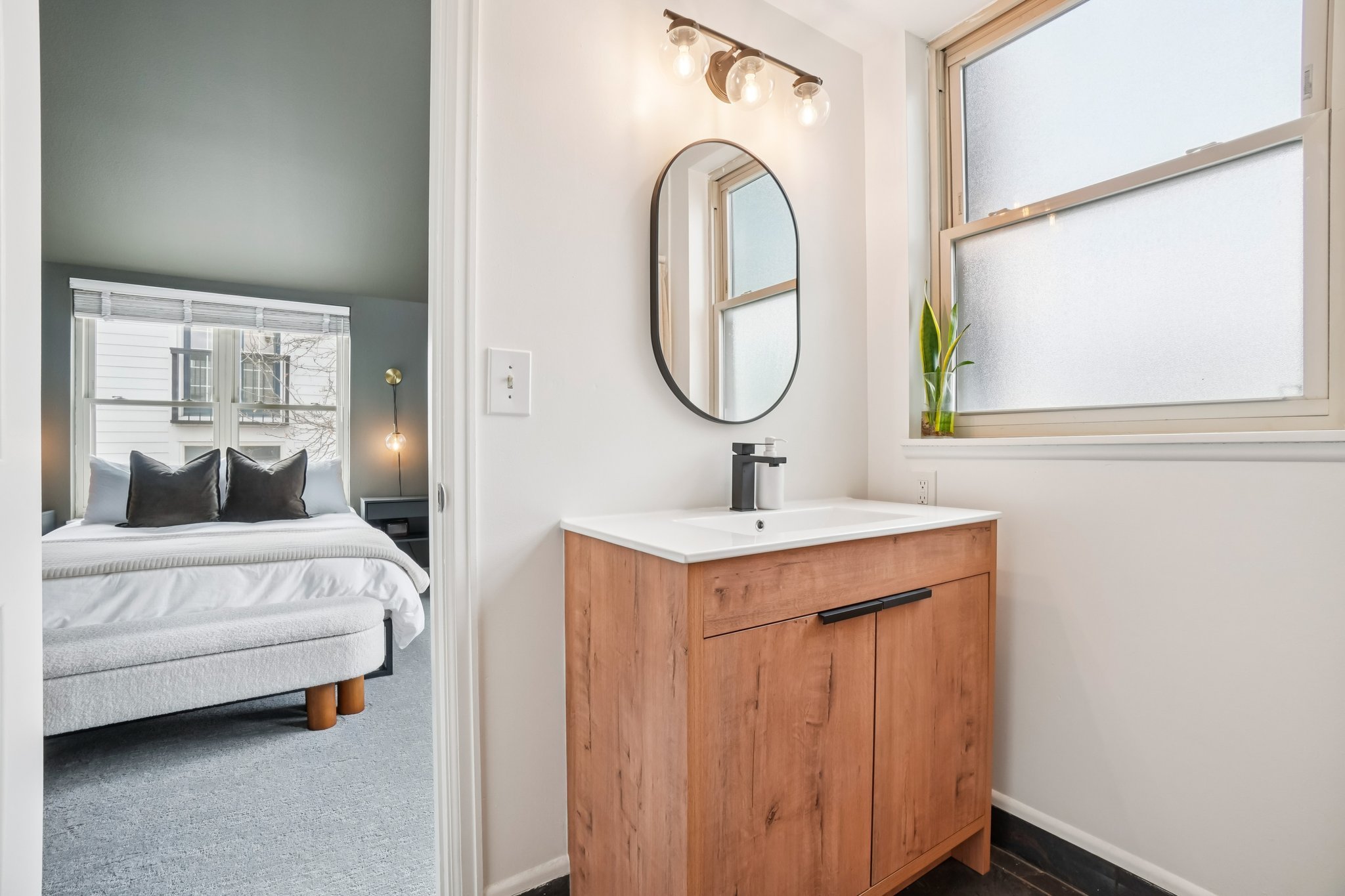 23-web-or-mls-W 31st Ave-S0811-023.jpg