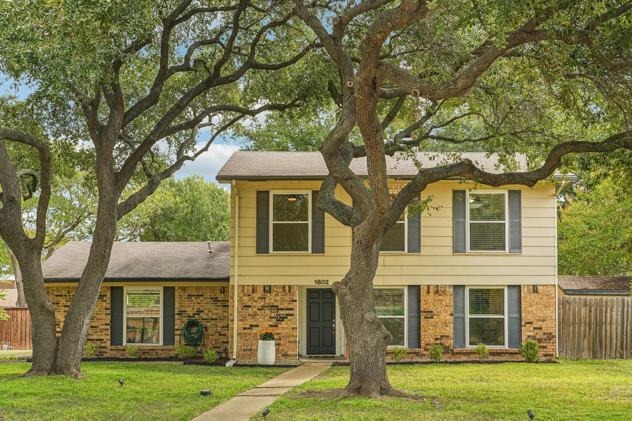 1-web-or-mls-Roxton Ct-S2410-001.jpg