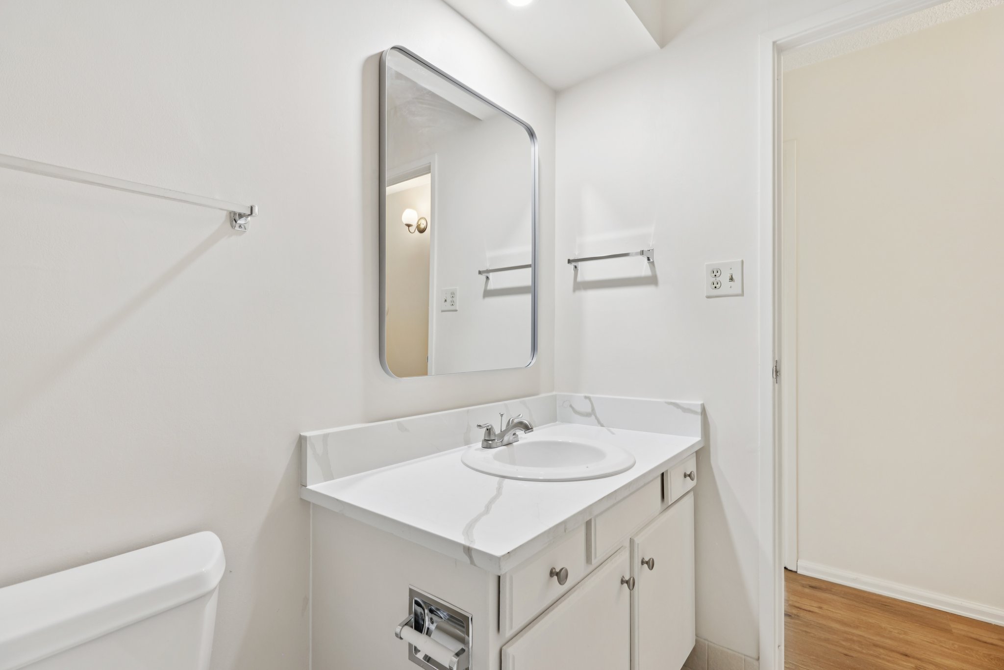 21-web-or-mls-6980 E Girard Ave-S1607-021.jpg