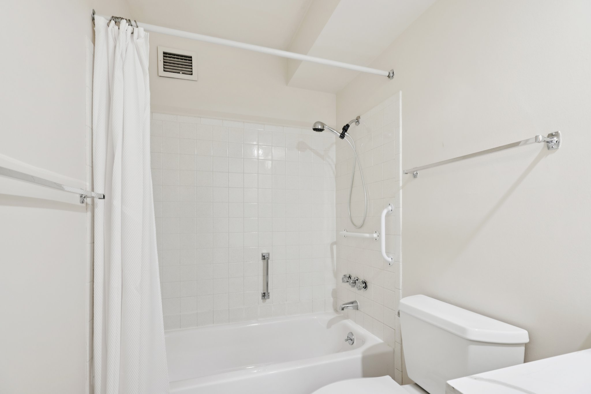 18-web-or-mls-6980 E Girard Ave-S1607-018.jpg