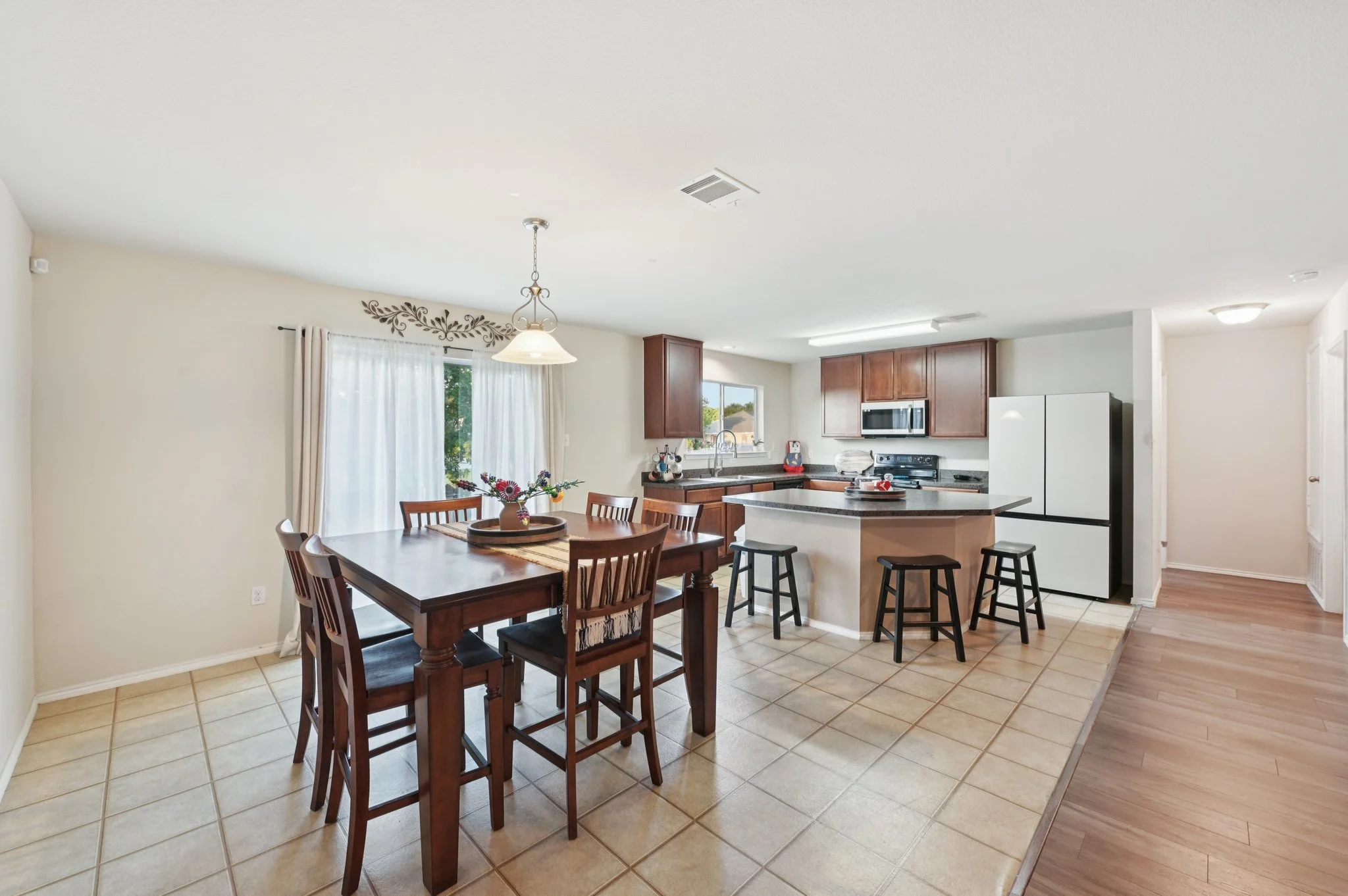 6-web-or-mls-Seton Hall Dr-S0708-006.jpg