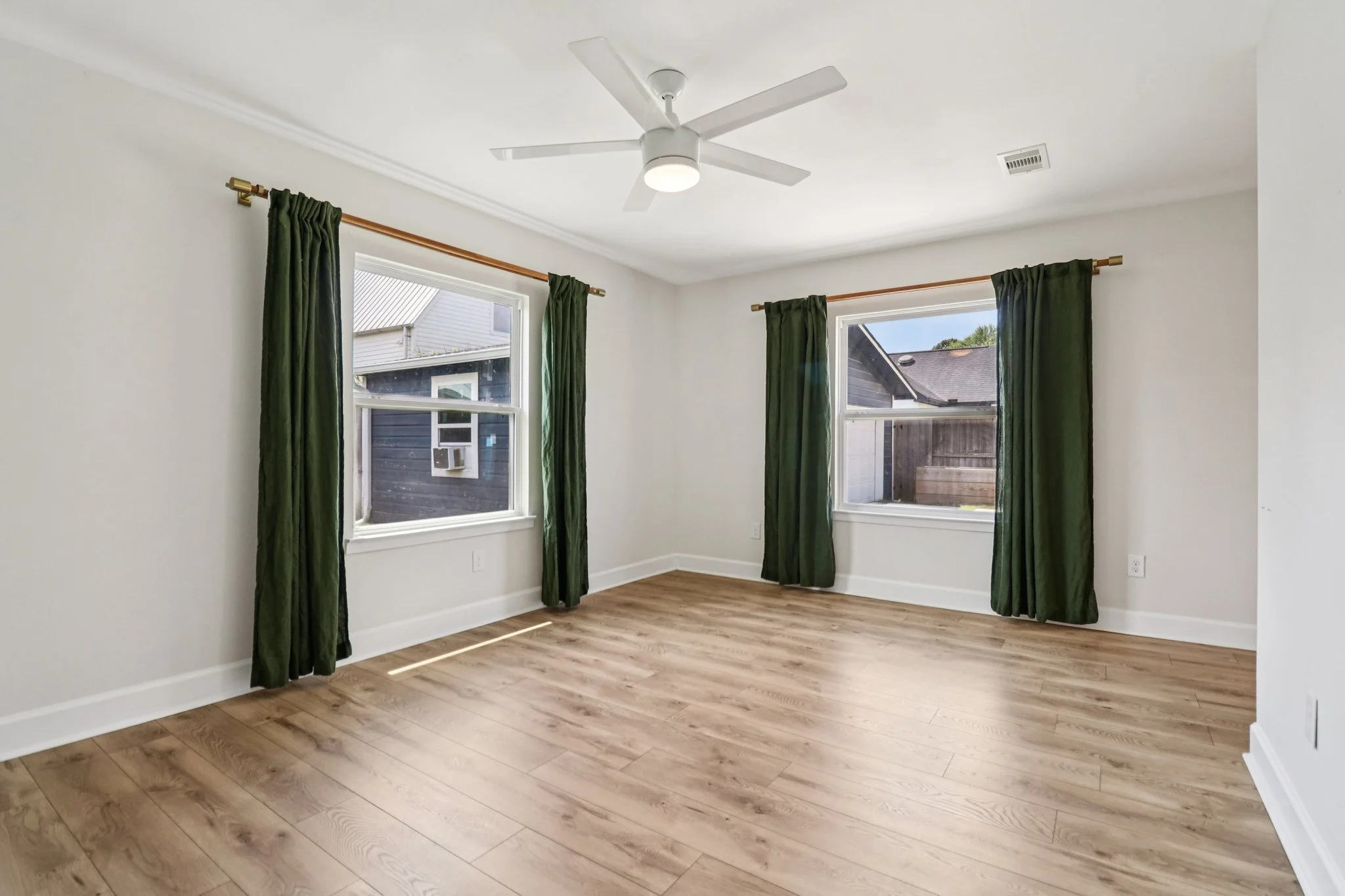 27-web-or-mls-Avenue Of Oaks St-S0409-027.jpg