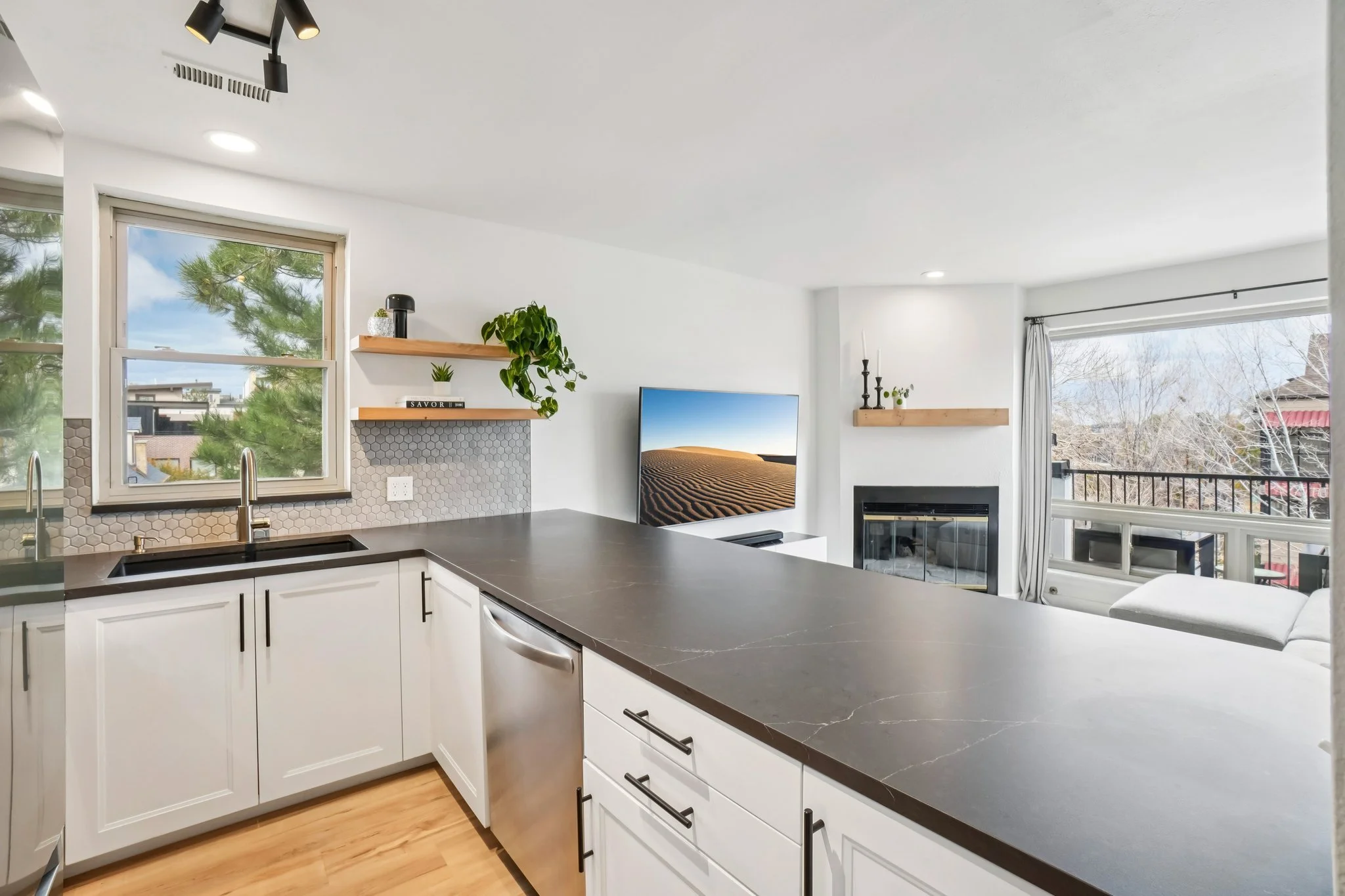 13-web-or-mls-W 31st Ave-S0811-013.jpg