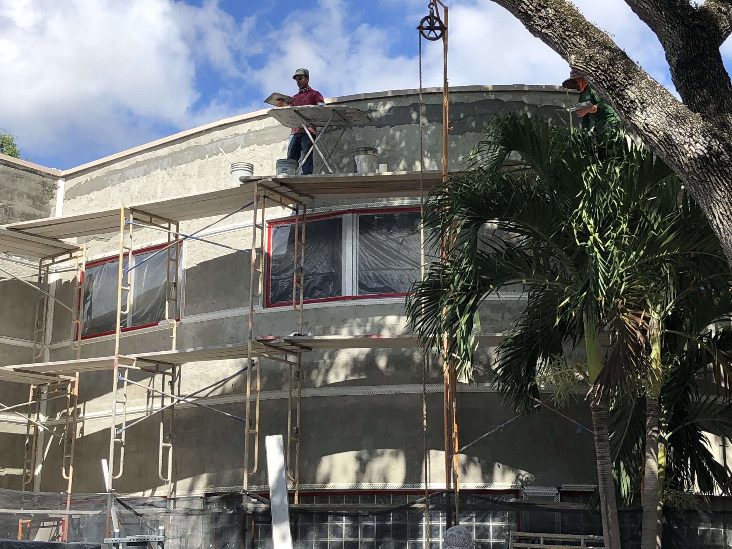 APLICACION ESTUCO FACHADA SUR 03-18-20.JPG