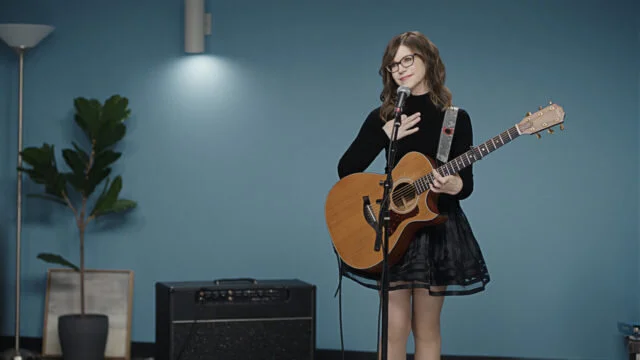 Lisa Loeb Auditions For GEICO With An Insurance-Based Reprise Of '90s Hit 'Stay'