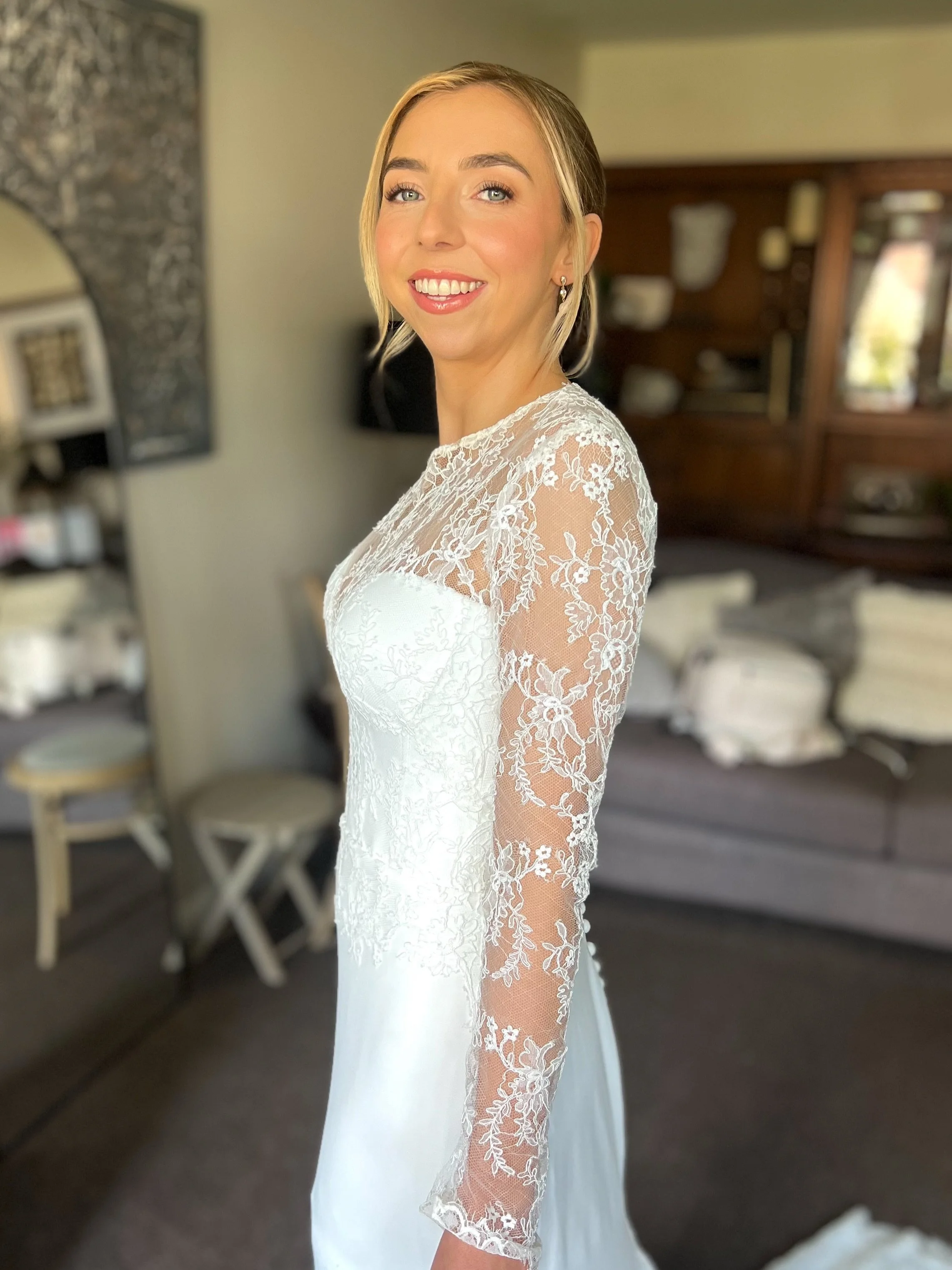 Just pure elegance ✨

My bride Eleanor&rsquo;s bridal look was so stunning! The makeup, the hair, the dress and all the details in between 💍 obsessed! 

Eleanor requested natural, radiant soft glam. Minimal bronzer, more about healthy blush glow. An