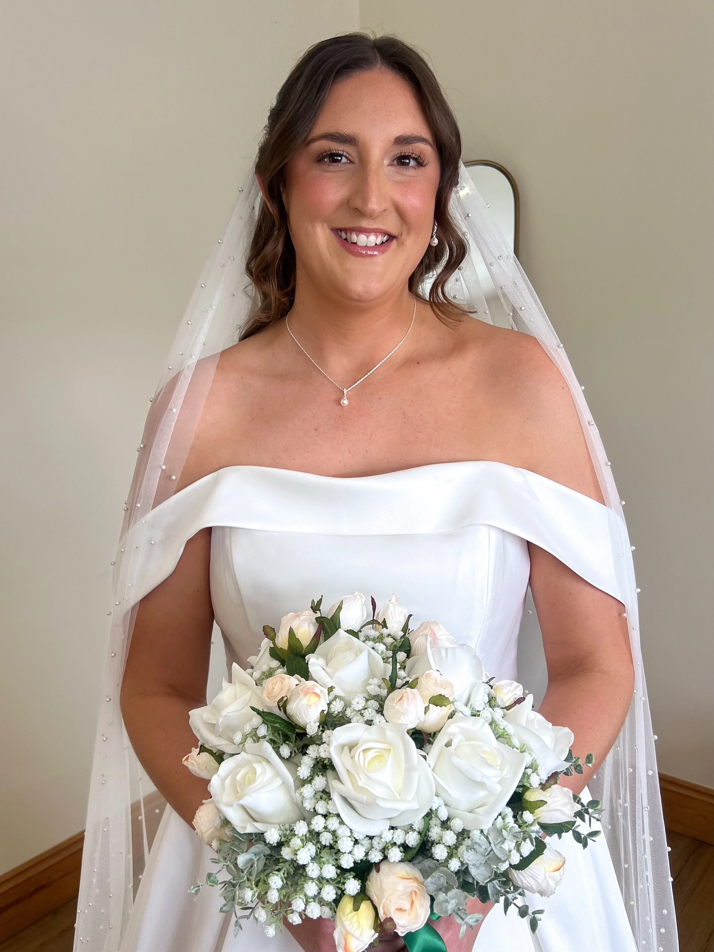 Jessica&rsquo;s wedding morning 🤍✨

Jess looking so so beautiful on her wedding day at @maidensbarn on Saturday ☀️

Was such a lovely morning working with so amazing amazing suppliers ✨ the girls looked amazing! 

Makeup @chloemeganbridal 
Second ma