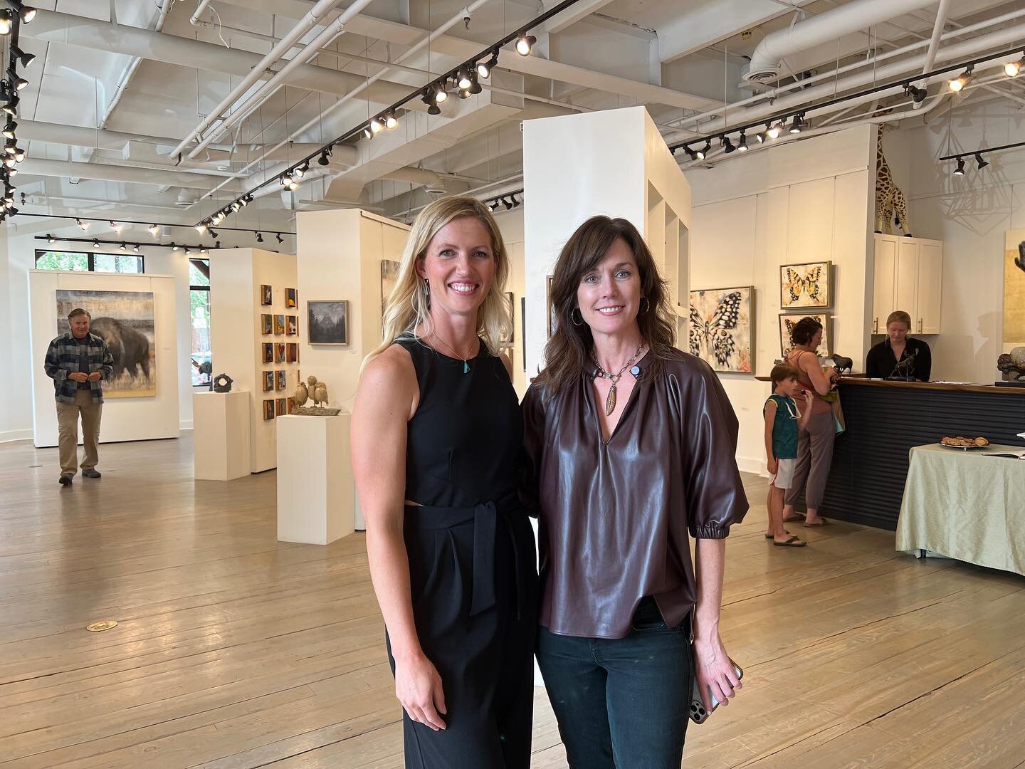 Thanks for a great duo show @carriepenleyart and @gallery.wild 
It was such a fun time with amazing people! Can&rsquo;t wait to come back to Jackson, Wyoming! #artshow #gallerywild #carriepenleyart #davidrileyart #wildlifeart #contemporarywildlifepai