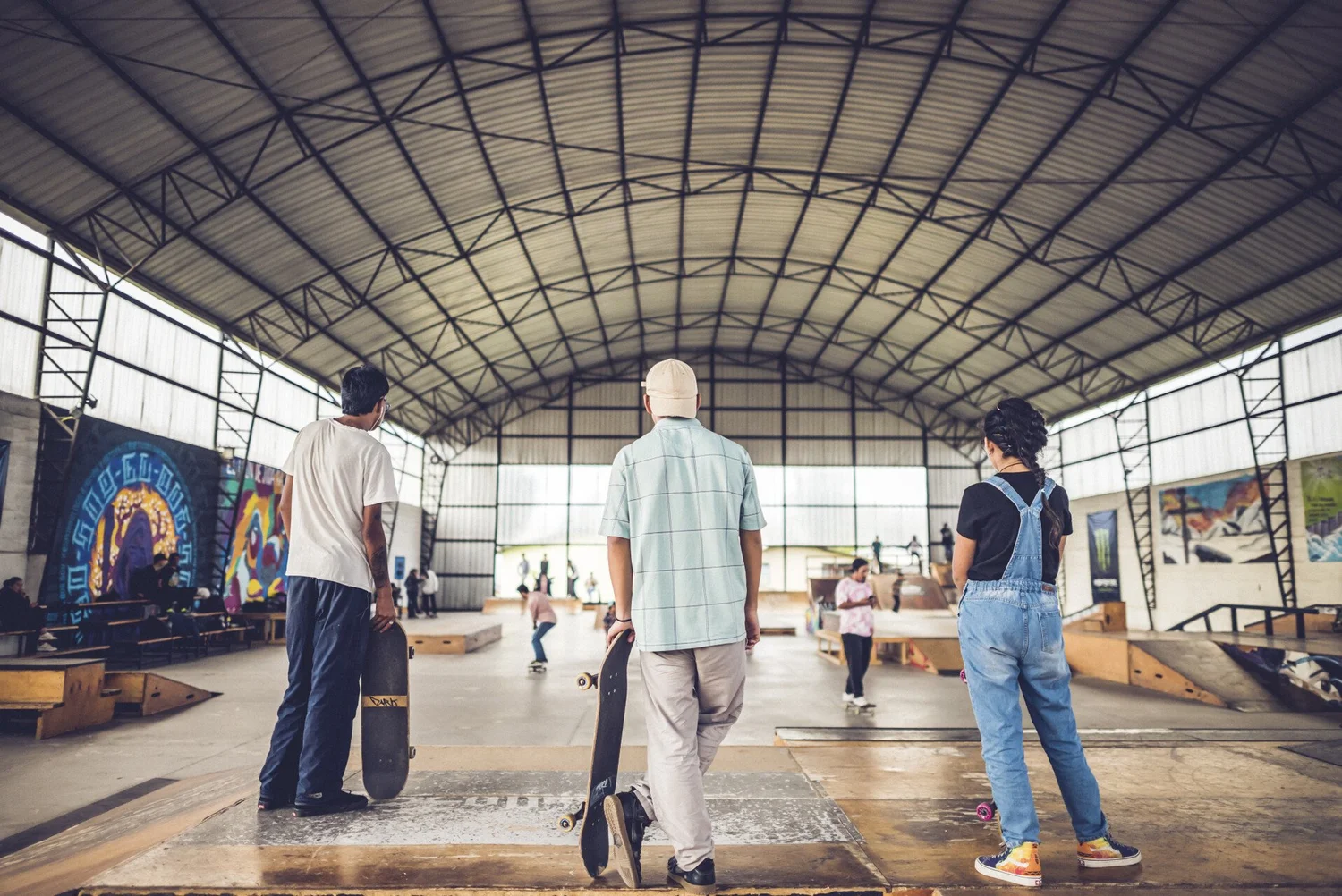 Young people from Calderón gathered together at the La Roca skate park.