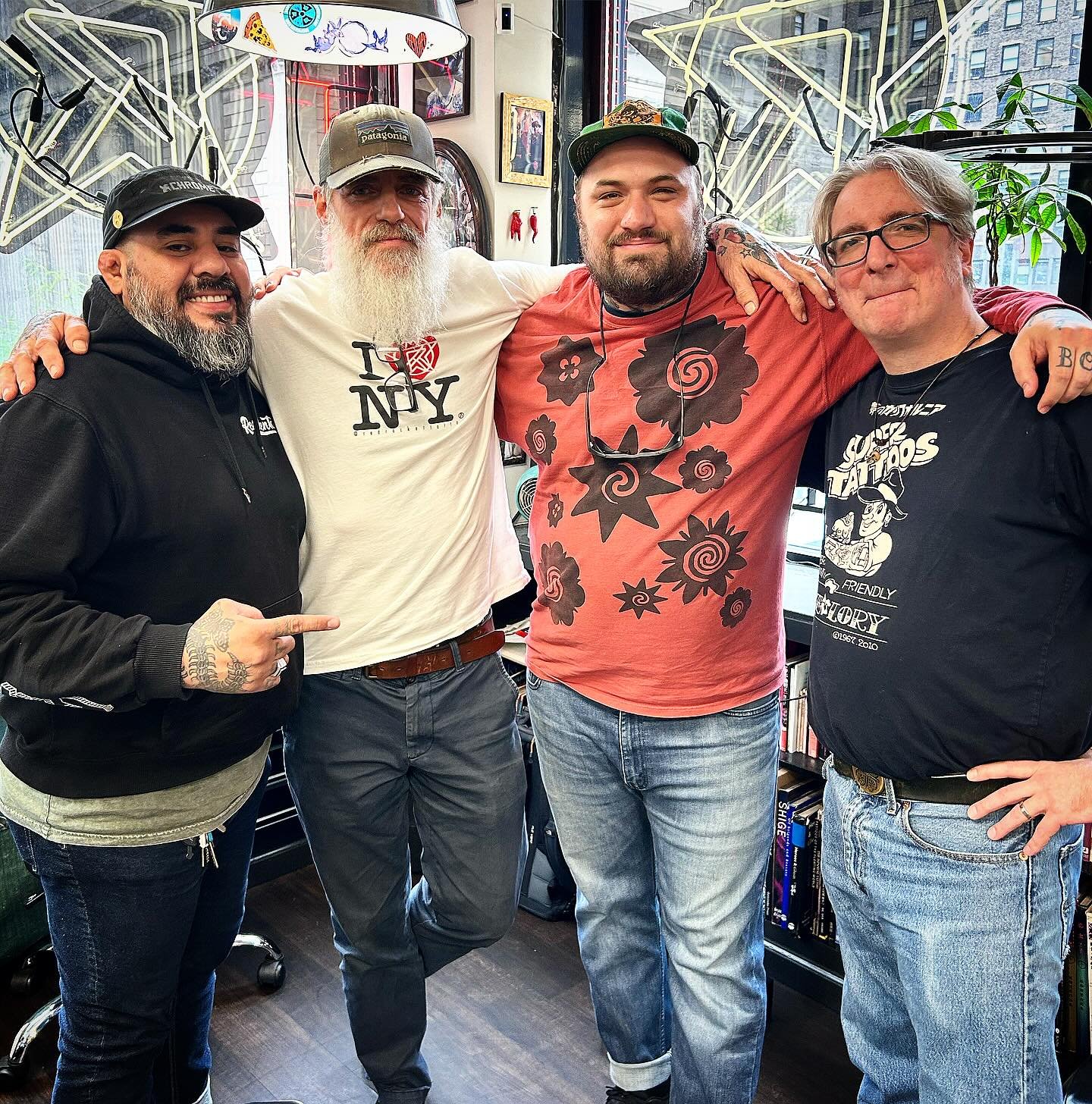 Always fun to catch up with old friends and make new ones. Thanks for the hospitality @mikebellamytattoo and crew @mattbrodnax @rodrigosaavedratattoo at @redrockettattoo that was fun to hang guys see you soon😎 keep on keepin on👍🏻 #studiovisit #tat