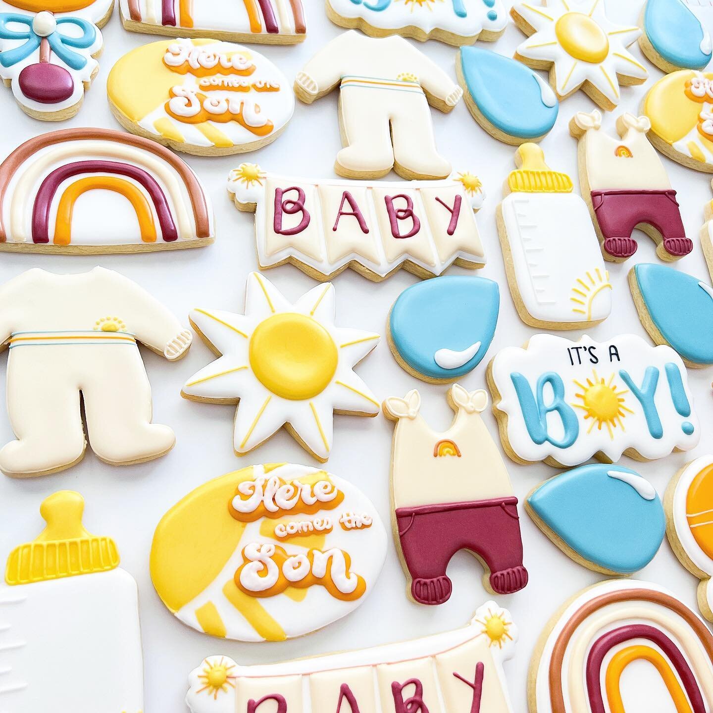Here comes the ☀️

I had so much fun creating this set for a very special sprinkle! The colours, the designs, the vibes were just all so perfect!

#samanthassweethouse #customcookies #cookiesofinstagram #angusontario #georgina #newmarketontario #brad