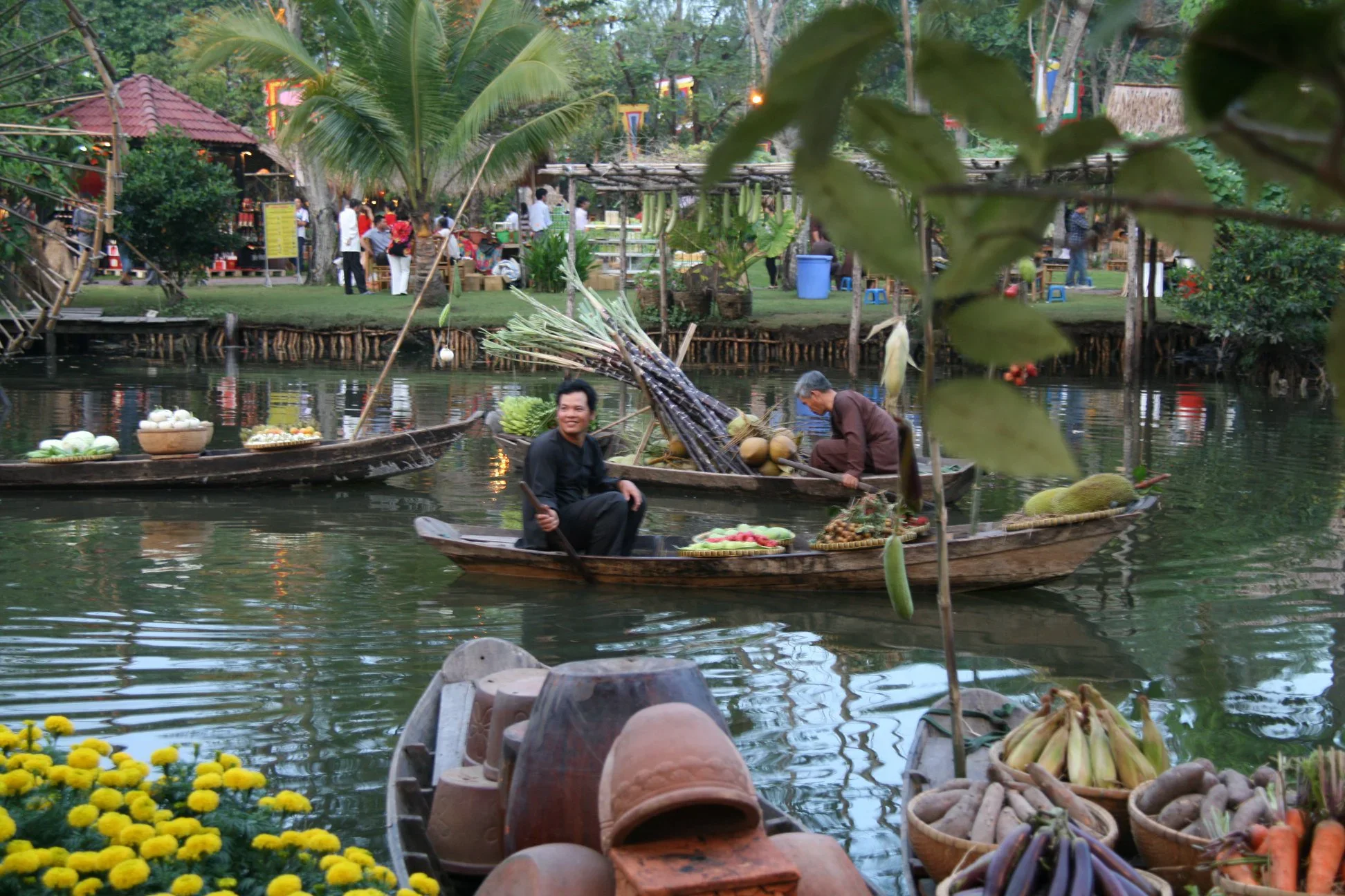 hinh-anh-ngay-le-hoi-o-lang-du-lich-binh-quoi.jpg.webp