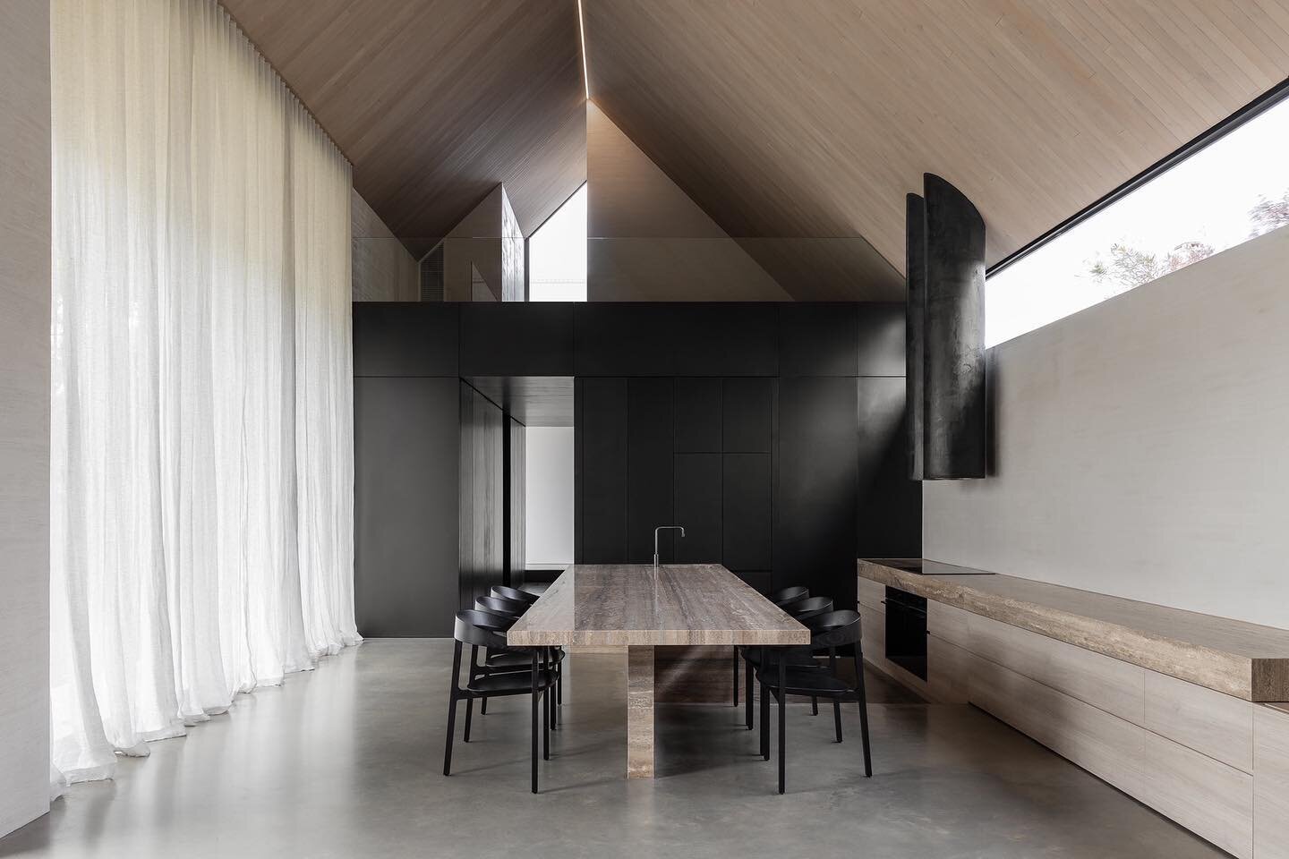 The open expansive kitchen and dining area at The Barwon Heads House speaks through a sense of calmness with its open meditative space. 

Venetian plastering throughout and Custom Rangehood finished by @carlierandco_ Architect @adamkanearchitects Pho
