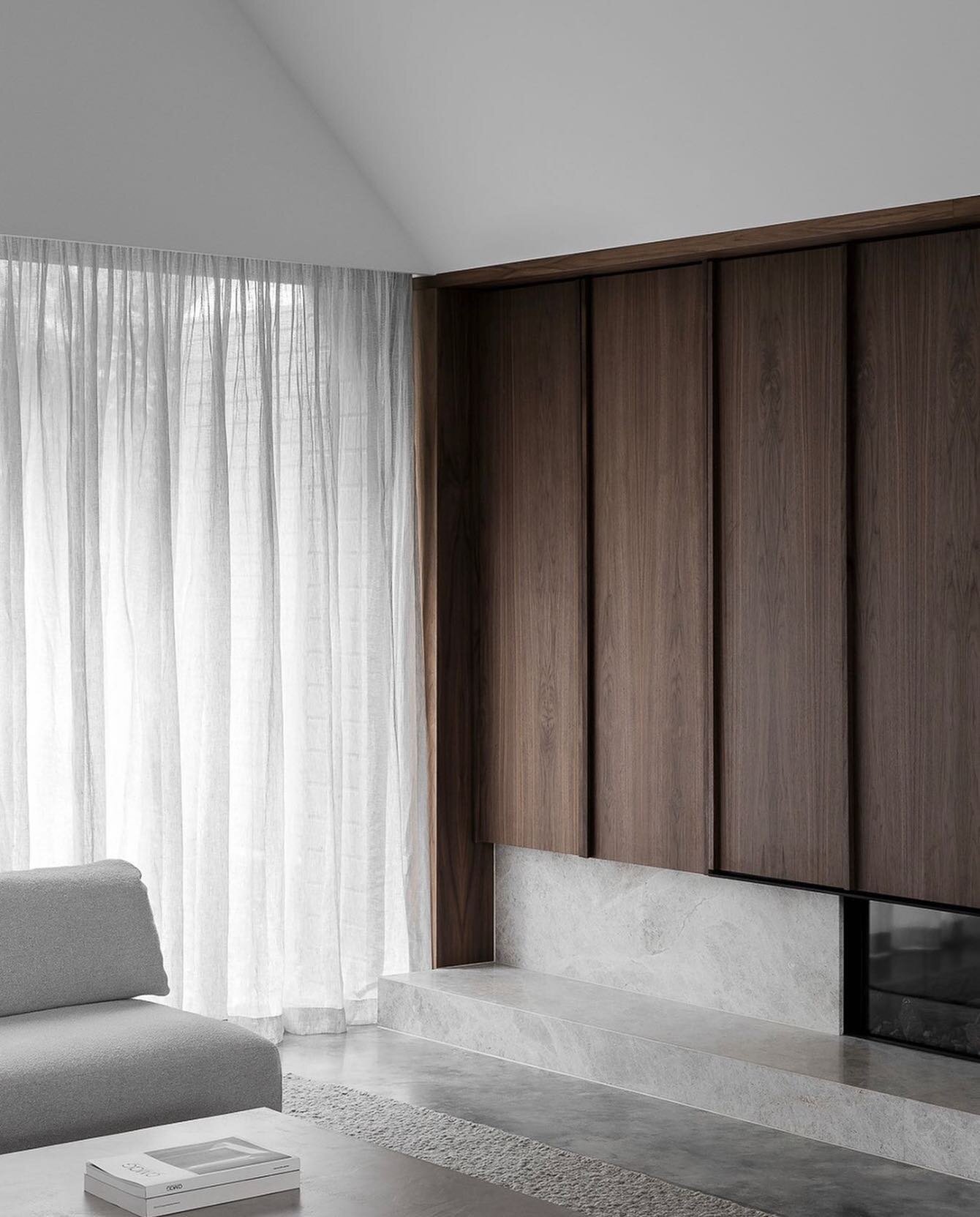 The calming space in The Walnut House. The perfect place to sit infront of the fireplace on these colder days. Design @adamkanearchitects Build @hardwickbuildco Venetian Plastering @carlierandco_ Photography @timothykaye 

_
#carlierandco