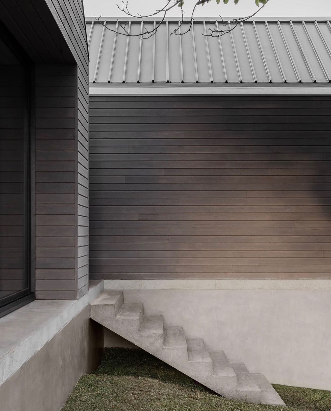 The side view of the entrance to the captivating Walnut House in Daylesford. External specialist Venetian plaster work by our team @carlierandco_ 

Architect @adamkanearchitects 
Build @hardwickbuildco 
Photography @timothykaye 

#carlierandco