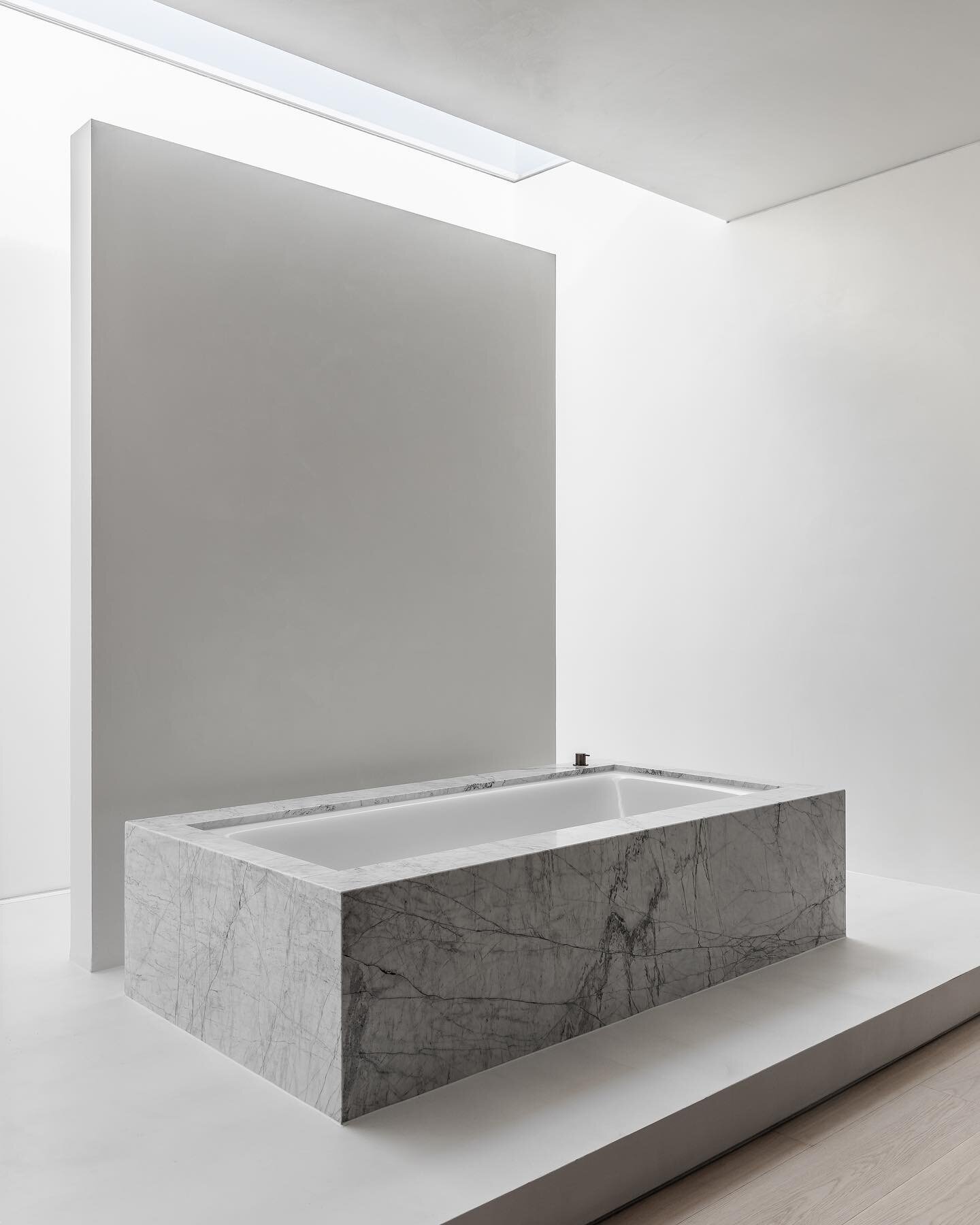 The impeccable master ensuite at The Brighton House designed by @adamkanearchitects. Flooded with natural light from above and emphasised by our @carlierandco_ polished plaster from walls to ceiling truly gives the element of restrained luxury. Captu